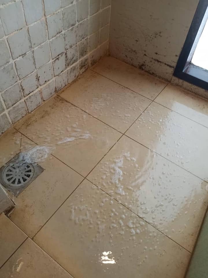 女子控诉四星酒店脏又旧 “服务员还把食物放在垃圾桶上”