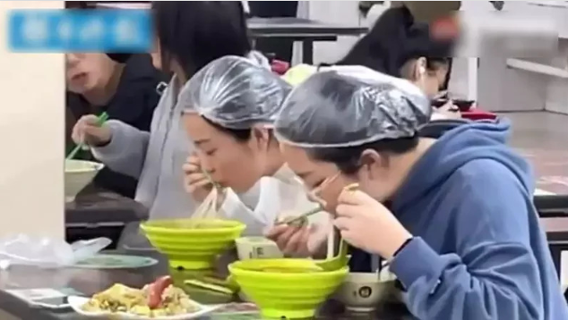 女学生“戴浴帽吃螺蛳粉”影片疯传亲述原因 网友赞有道理