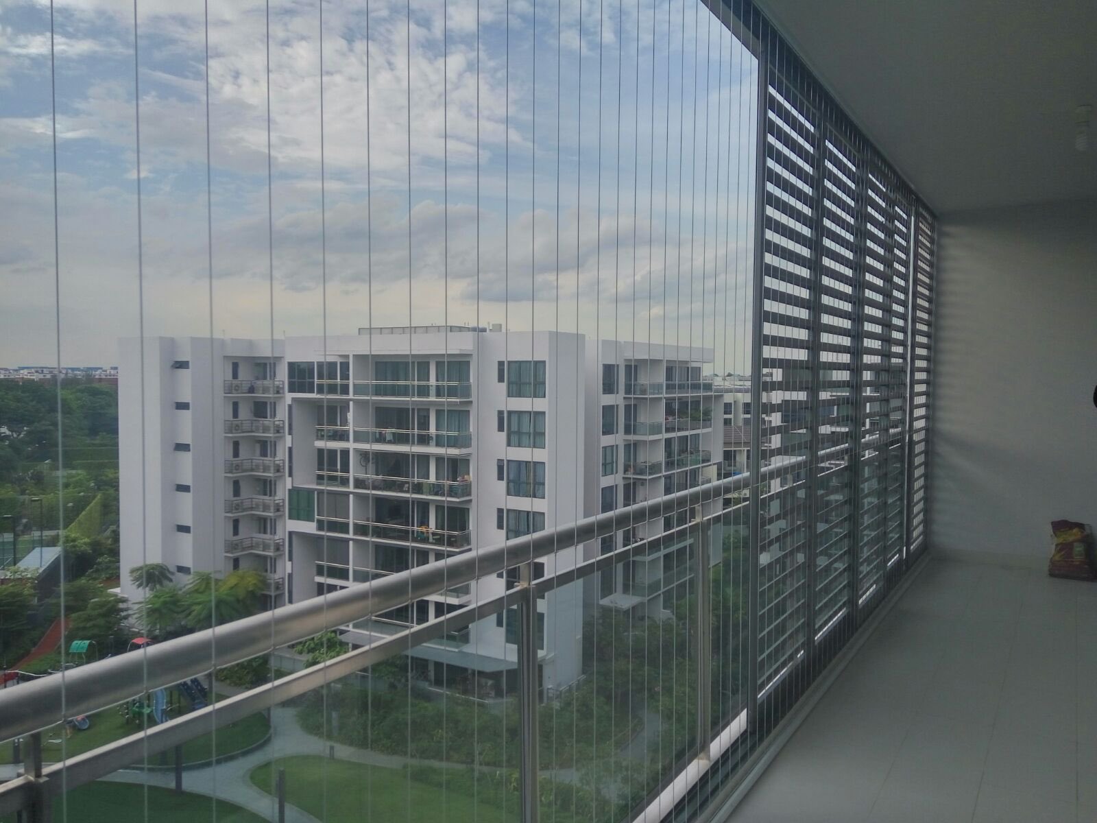 女童高楼阳台玩耍 33秒视频令人惊心