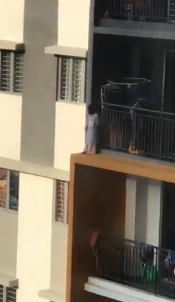 女童高楼阳台玩耍 33秒视频令人惊心