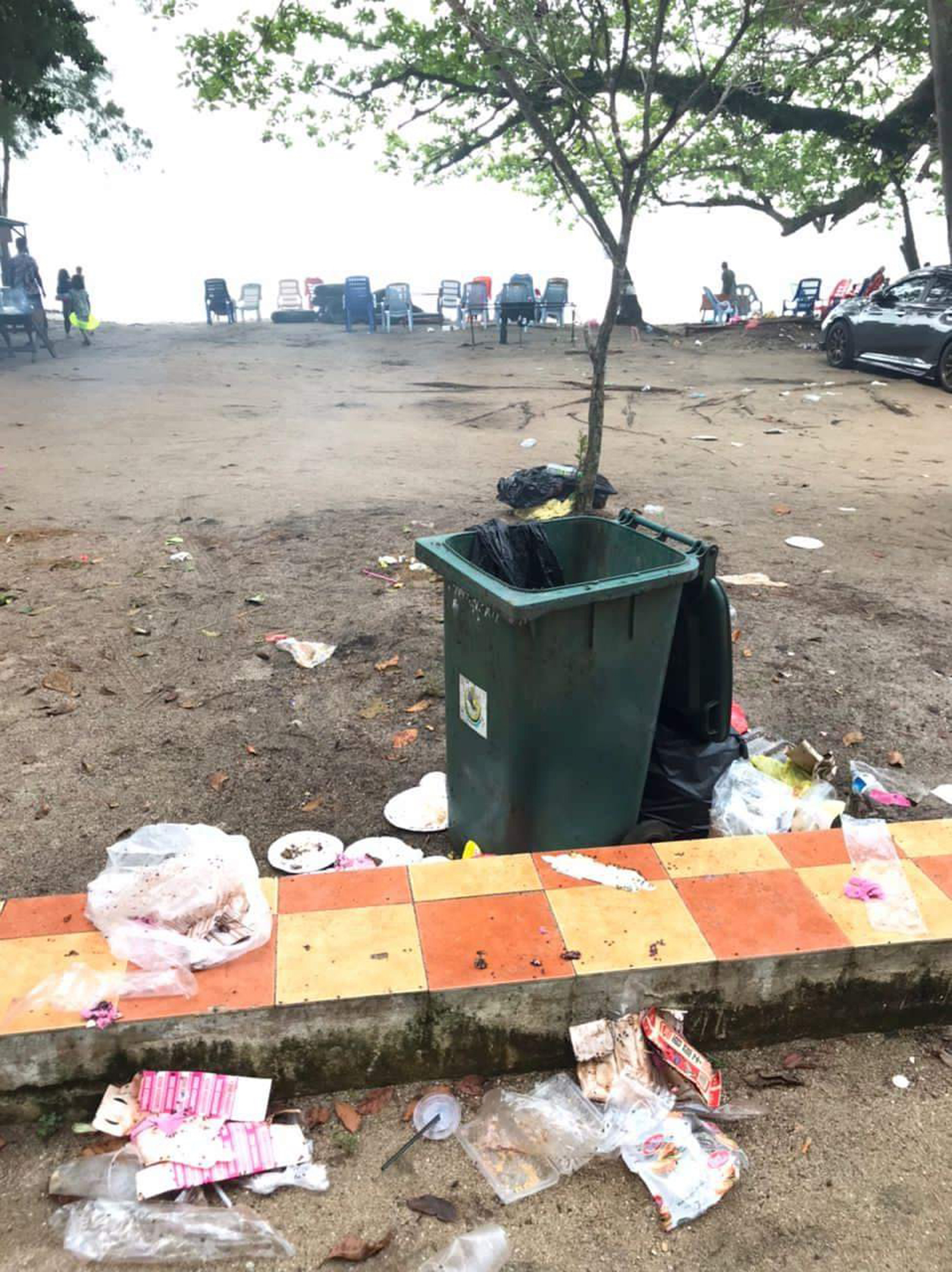 嬉水人潮多了 曼绒七湾海滩垃圾量培增