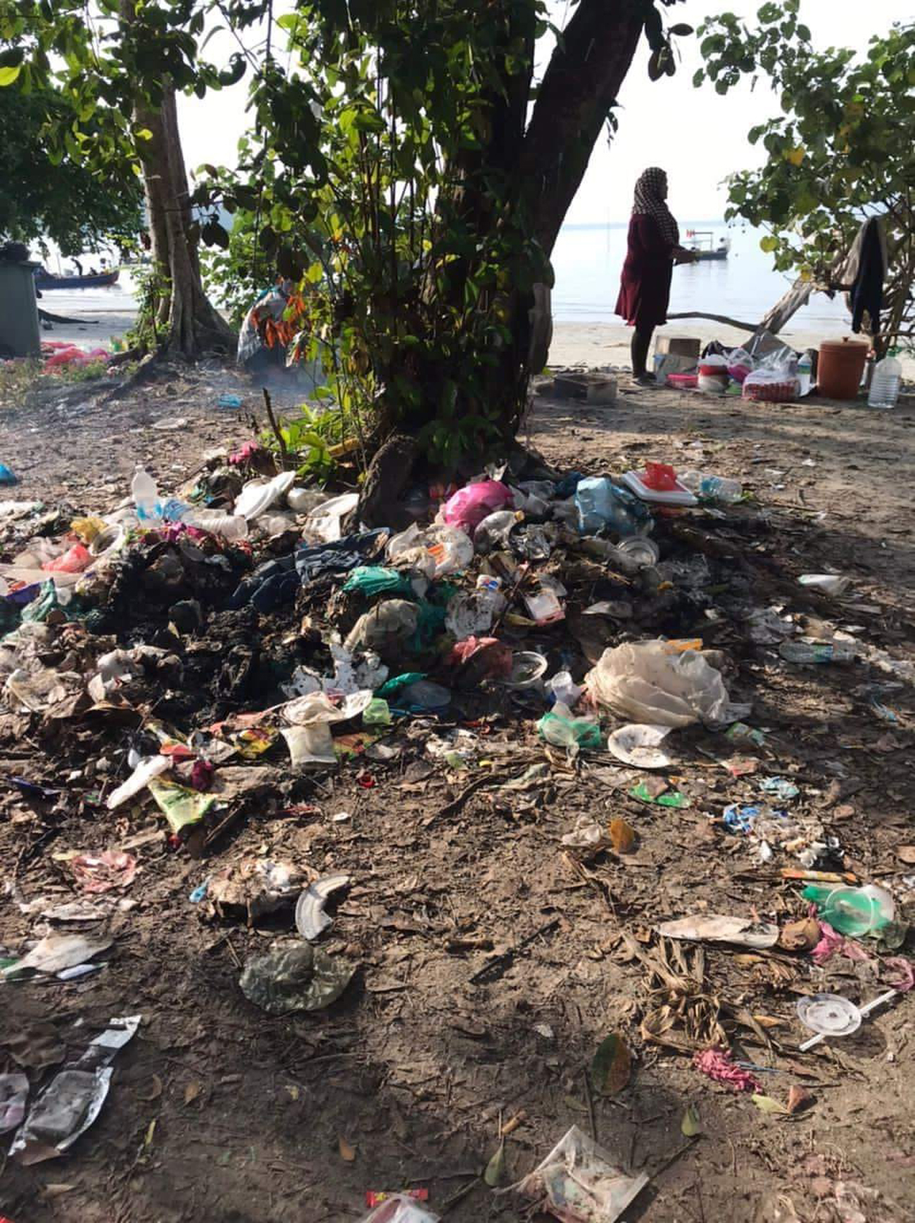 嬉水人潮多了 曼绒七湾海滩垃圾量培增