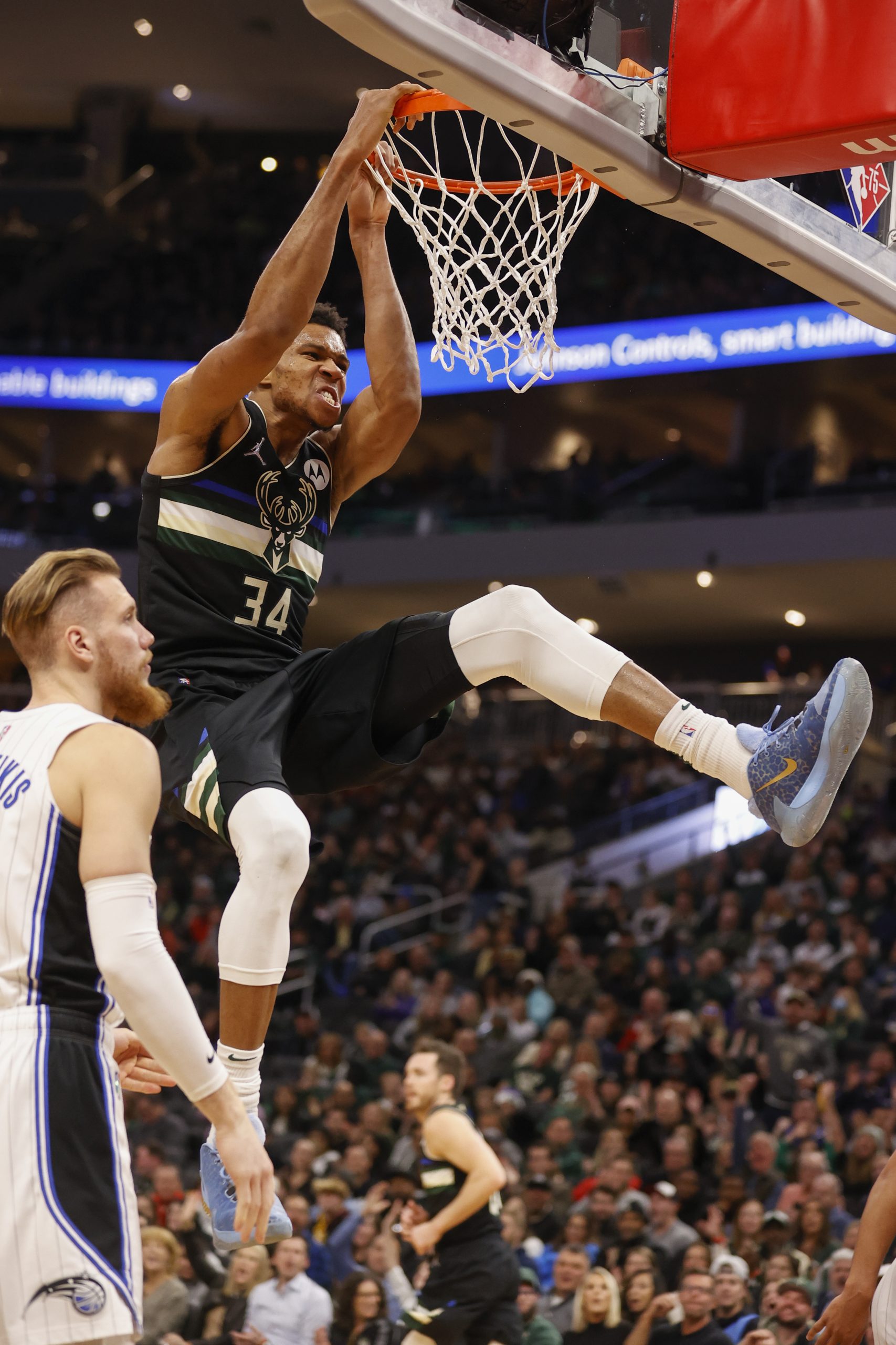 字母哥32分20篮板变魔术  公鹿收获近7轮第5胜