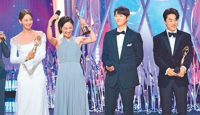 宋仲基饮恨青龙奖影帝 郑雨盛指勾李政宰掀高潮