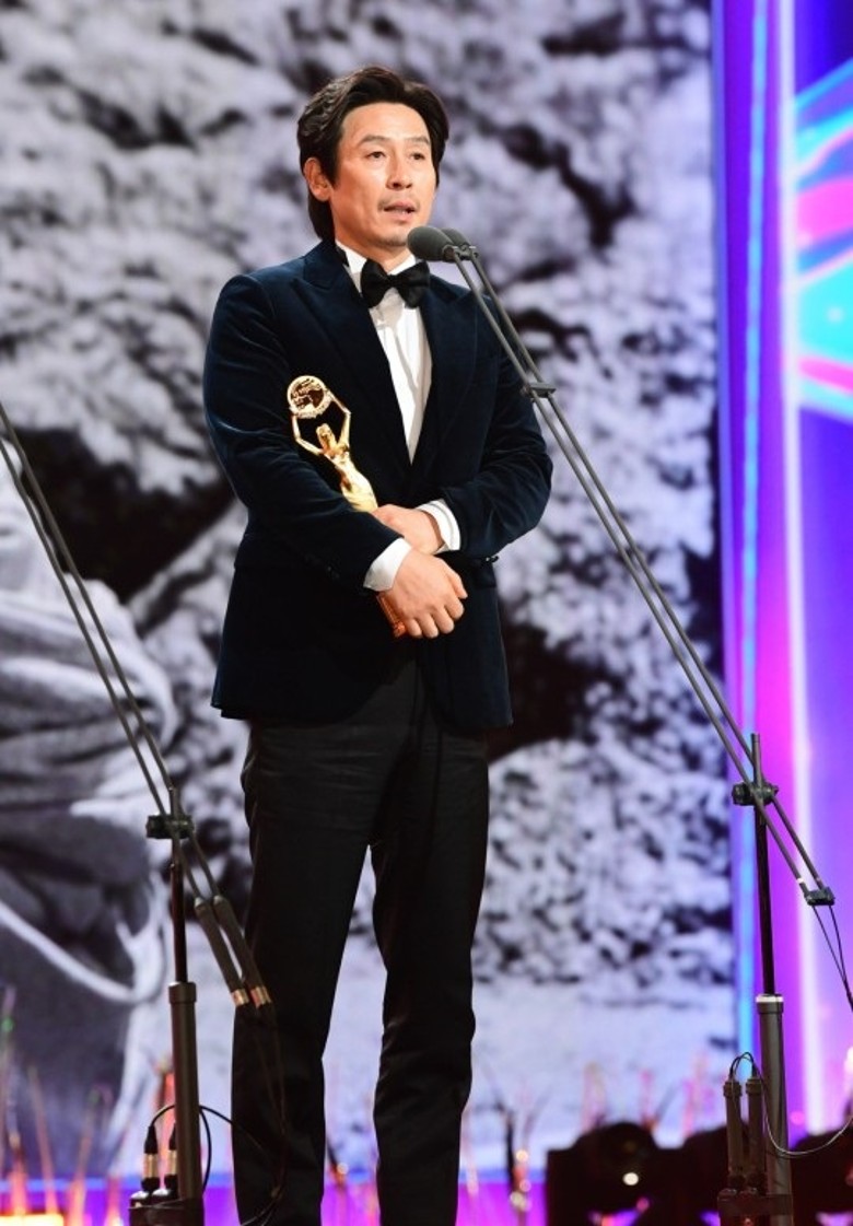 宋仲基饮恨青龙奖影帝 郑雨盛指勾李政宰掀高潮