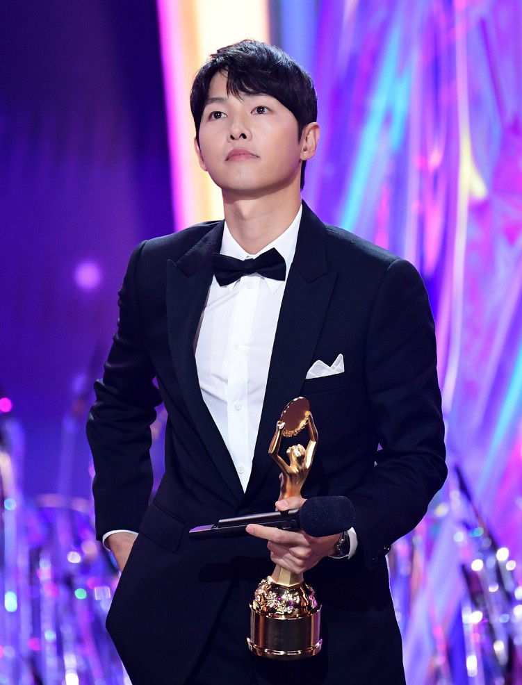 宋仲基饮恨青龙奖影帝 郑雨盛指勾李政宰掀高潮