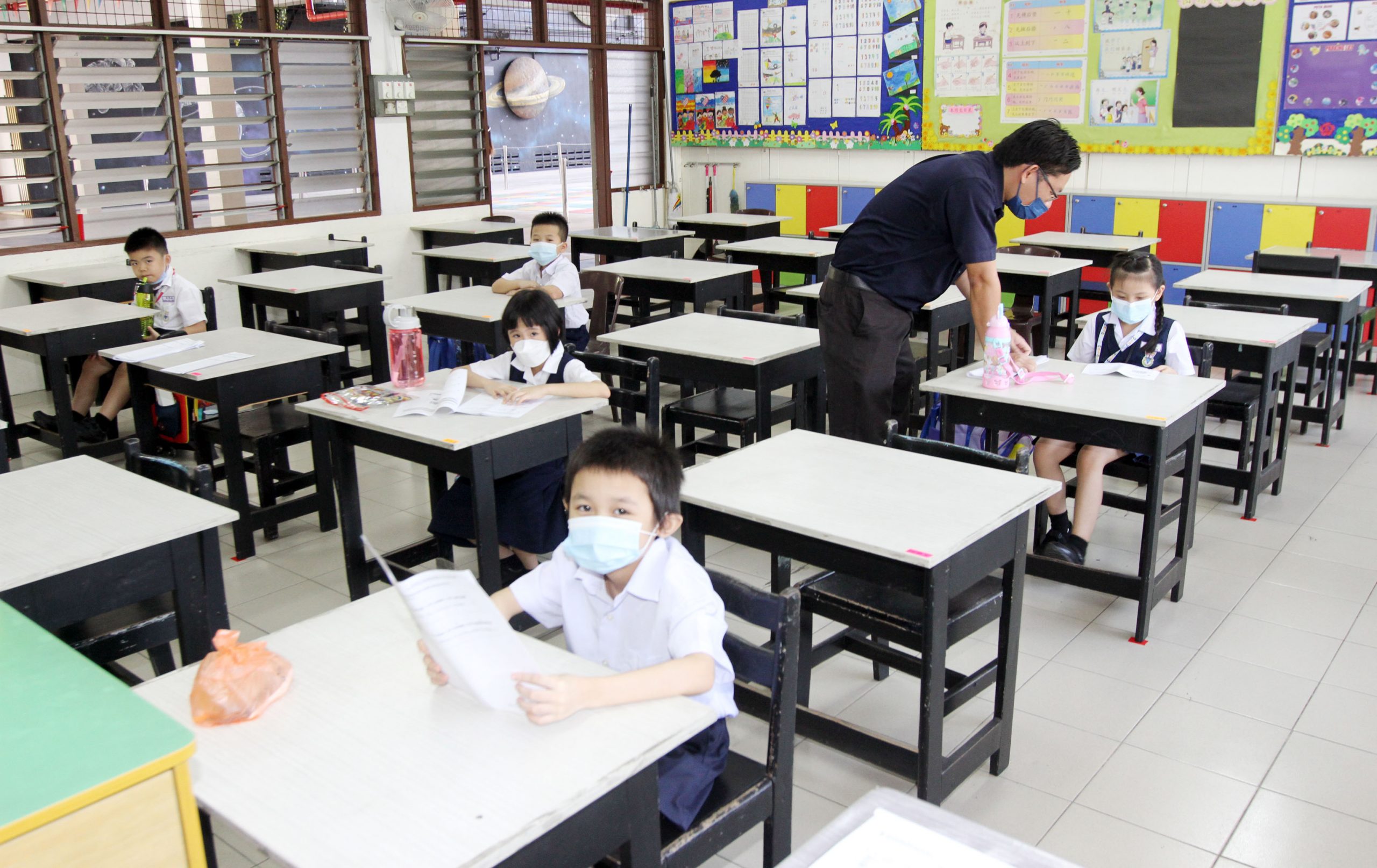 封面(大都会)华小低年级学生返校/多图