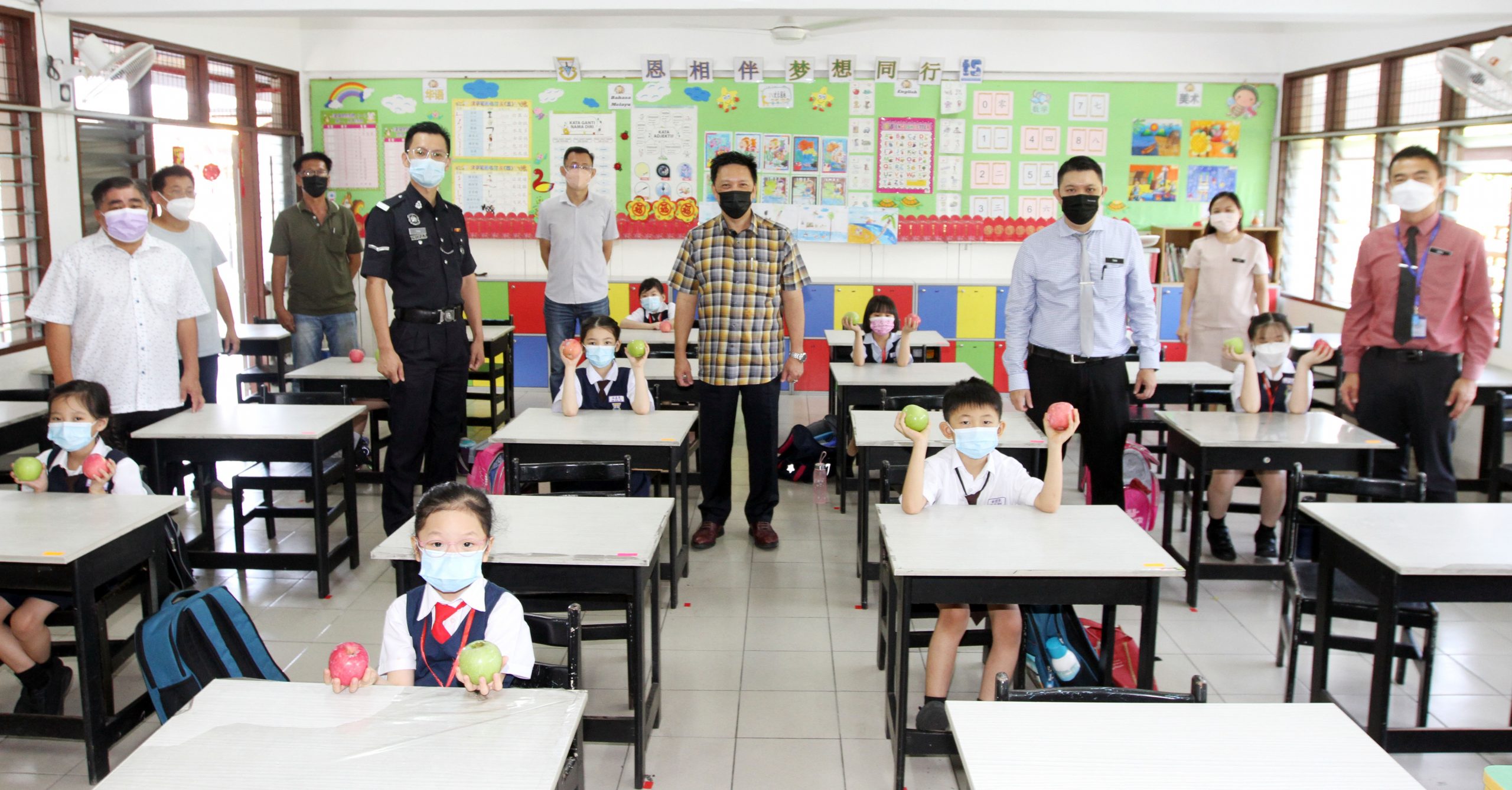 封面(大都会)华小低年级学生返校/多图