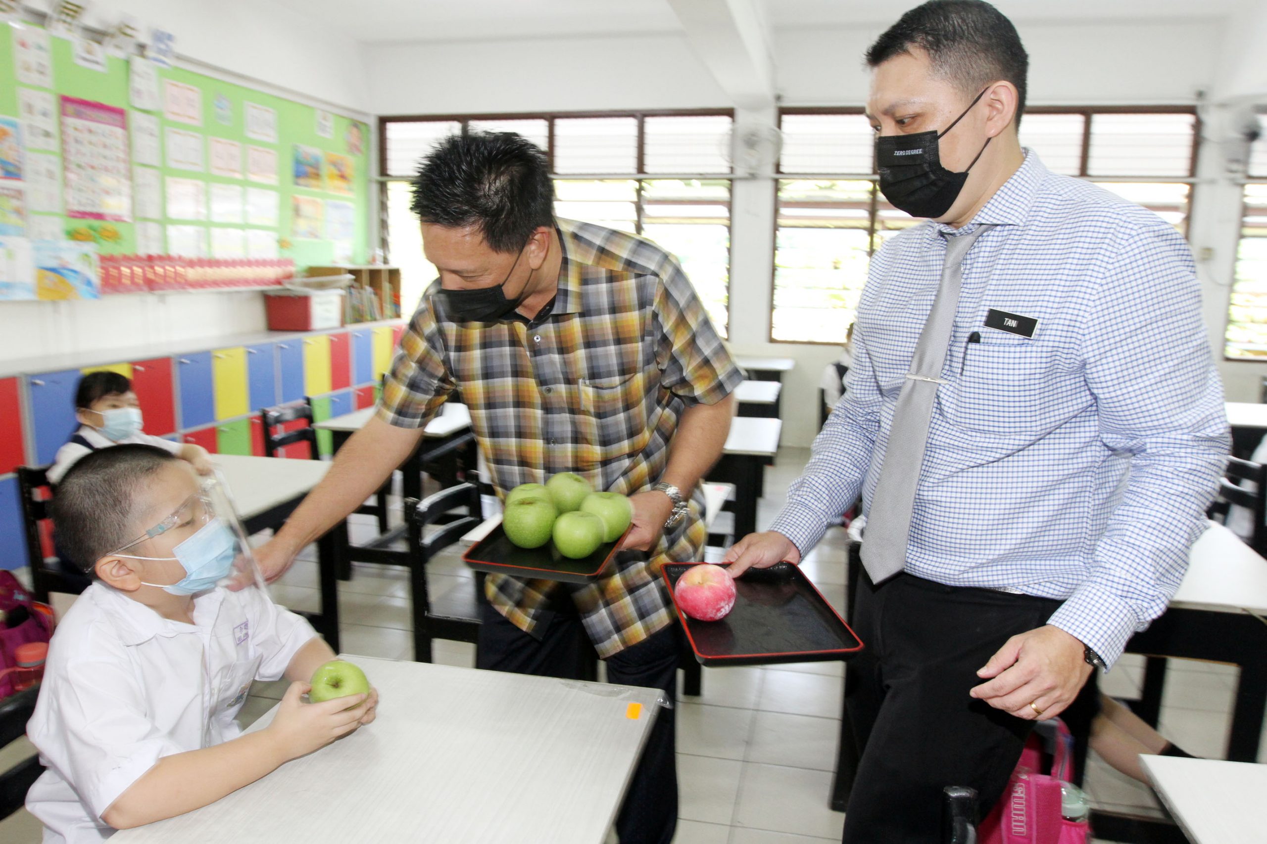 封面(大都会)华小低年级学生返校/多图