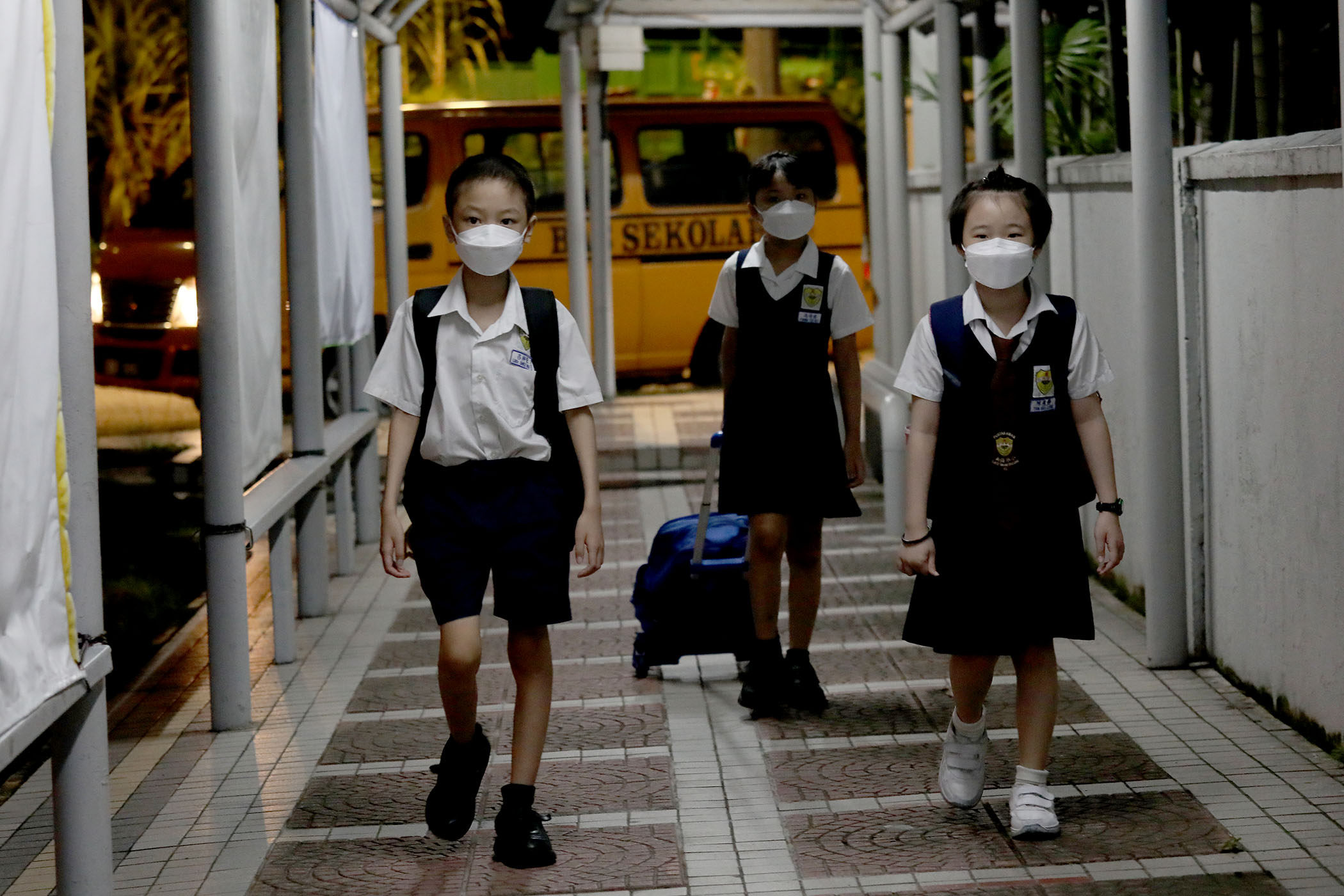 封面(大都会)华小低年级学生返校/多图