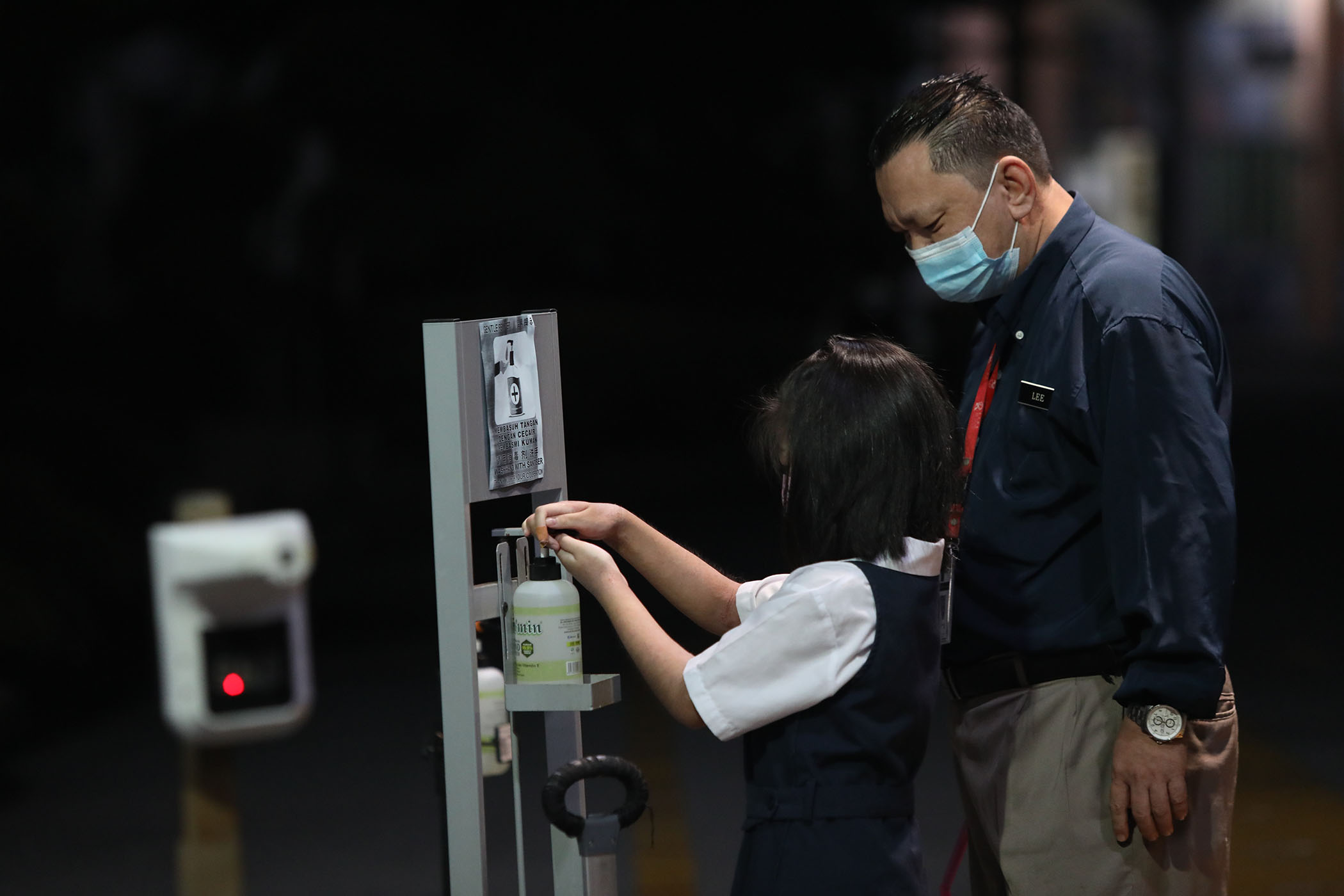 封面(大都会)华小低年级学生返校/多图