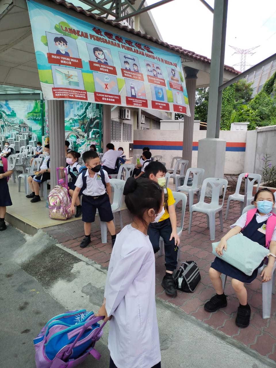 封面(大都会)华小低年级学生返校/多图