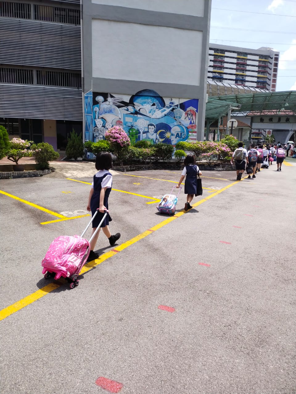 封面(大都会)华小低年级学生返校/多图