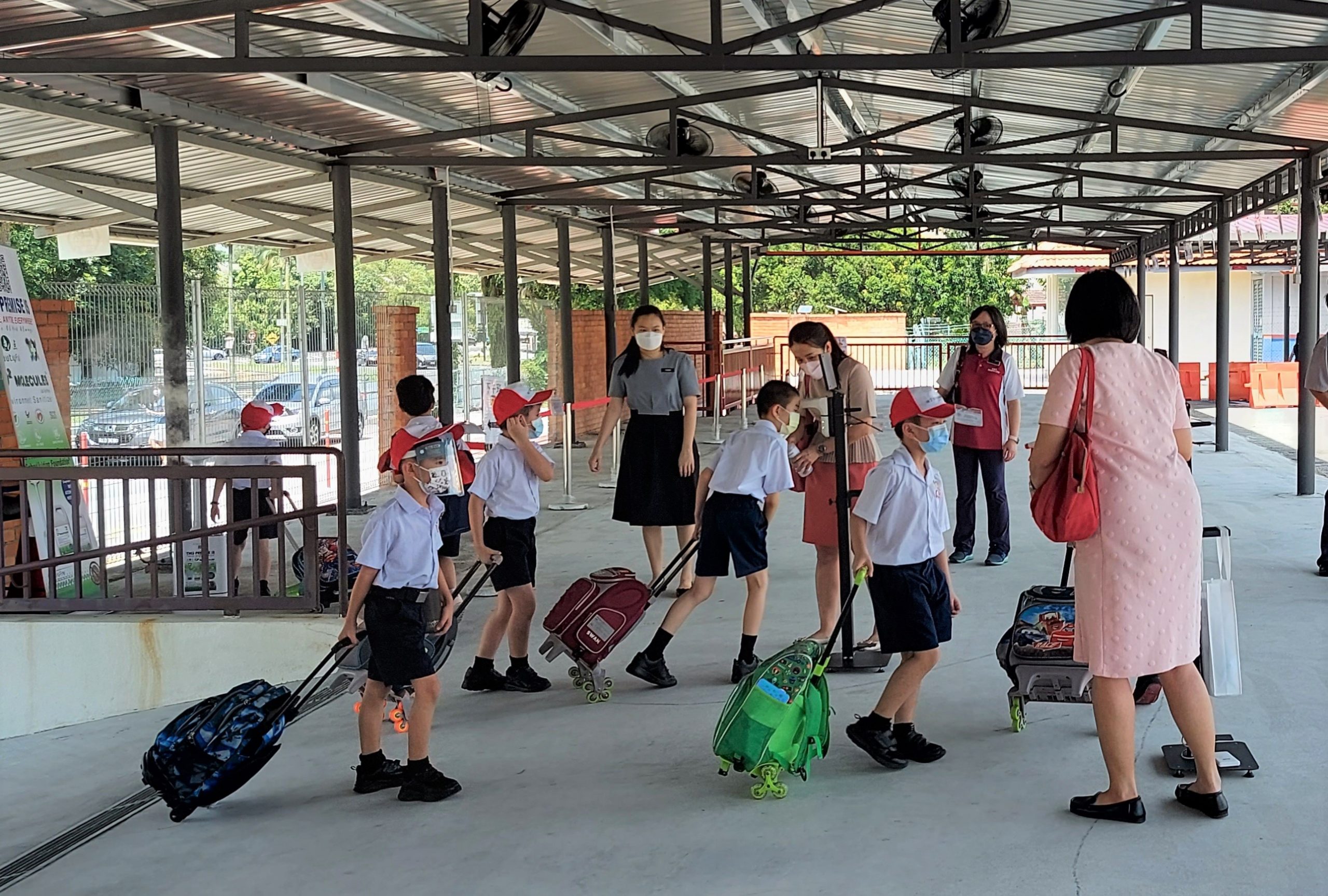 封面(大都会)华小低年级学生返校/多图