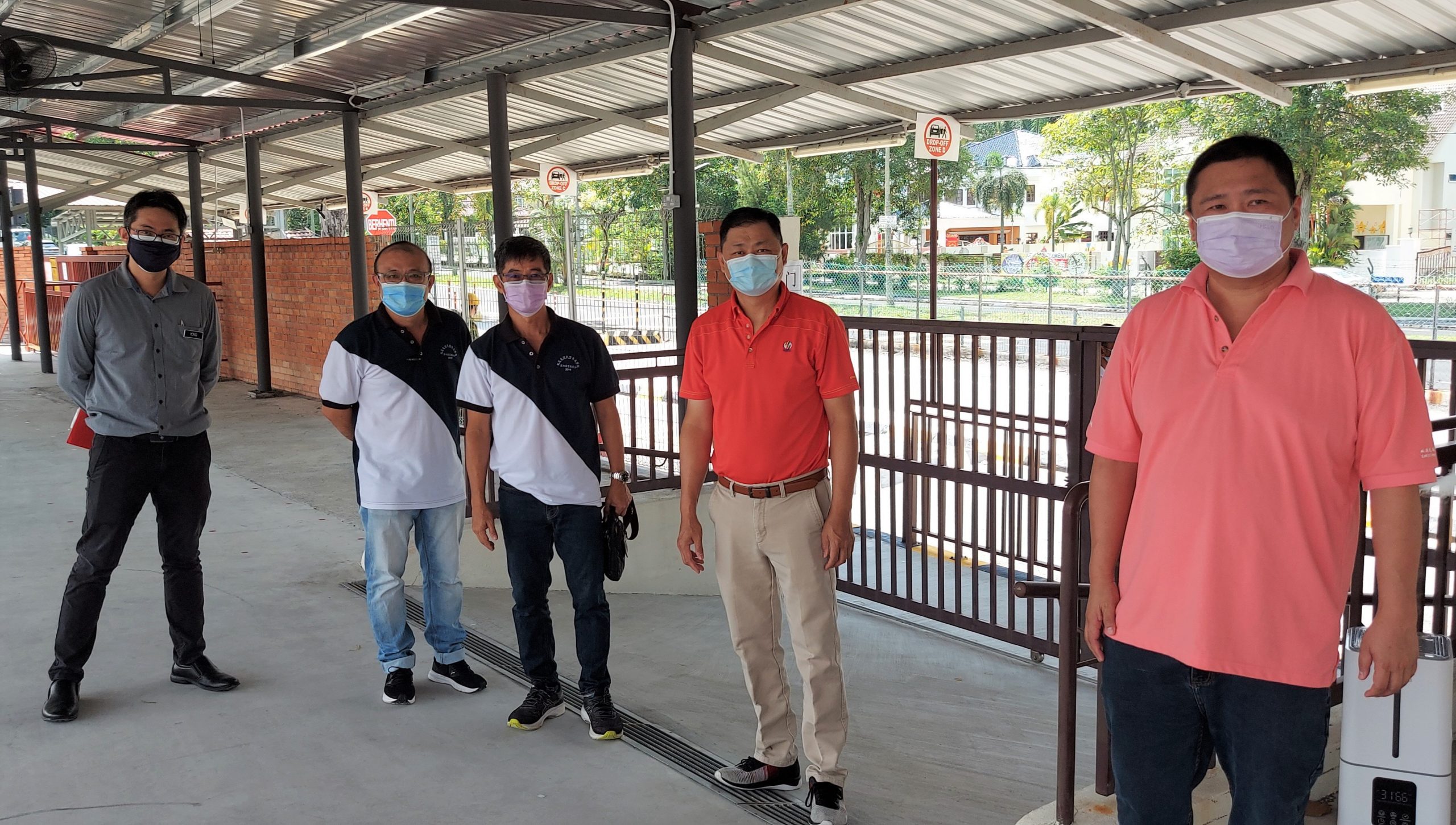 封面(大都会)华小低年级学生返校/多图