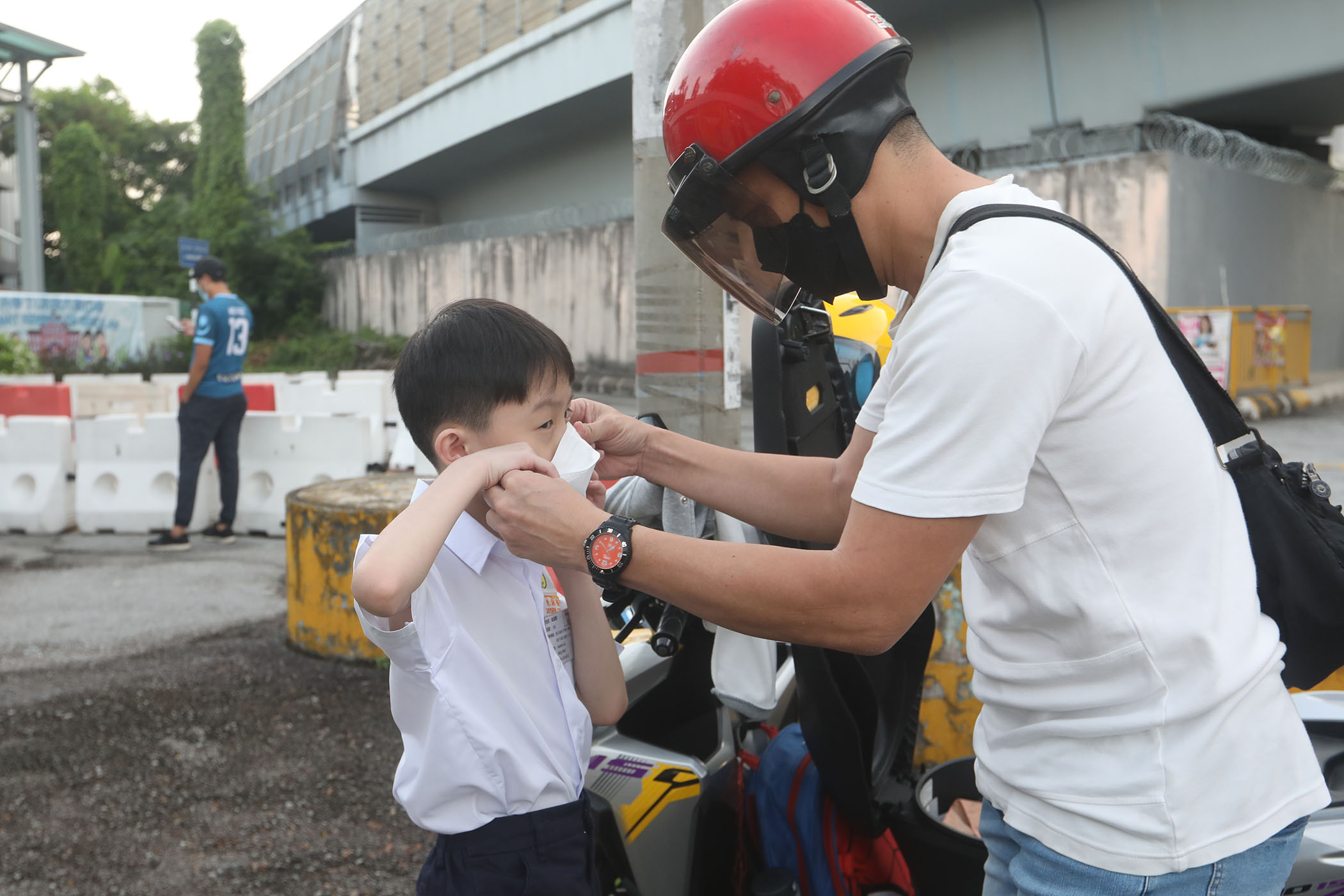 封面(大都会)华小低年级学生返校/多图