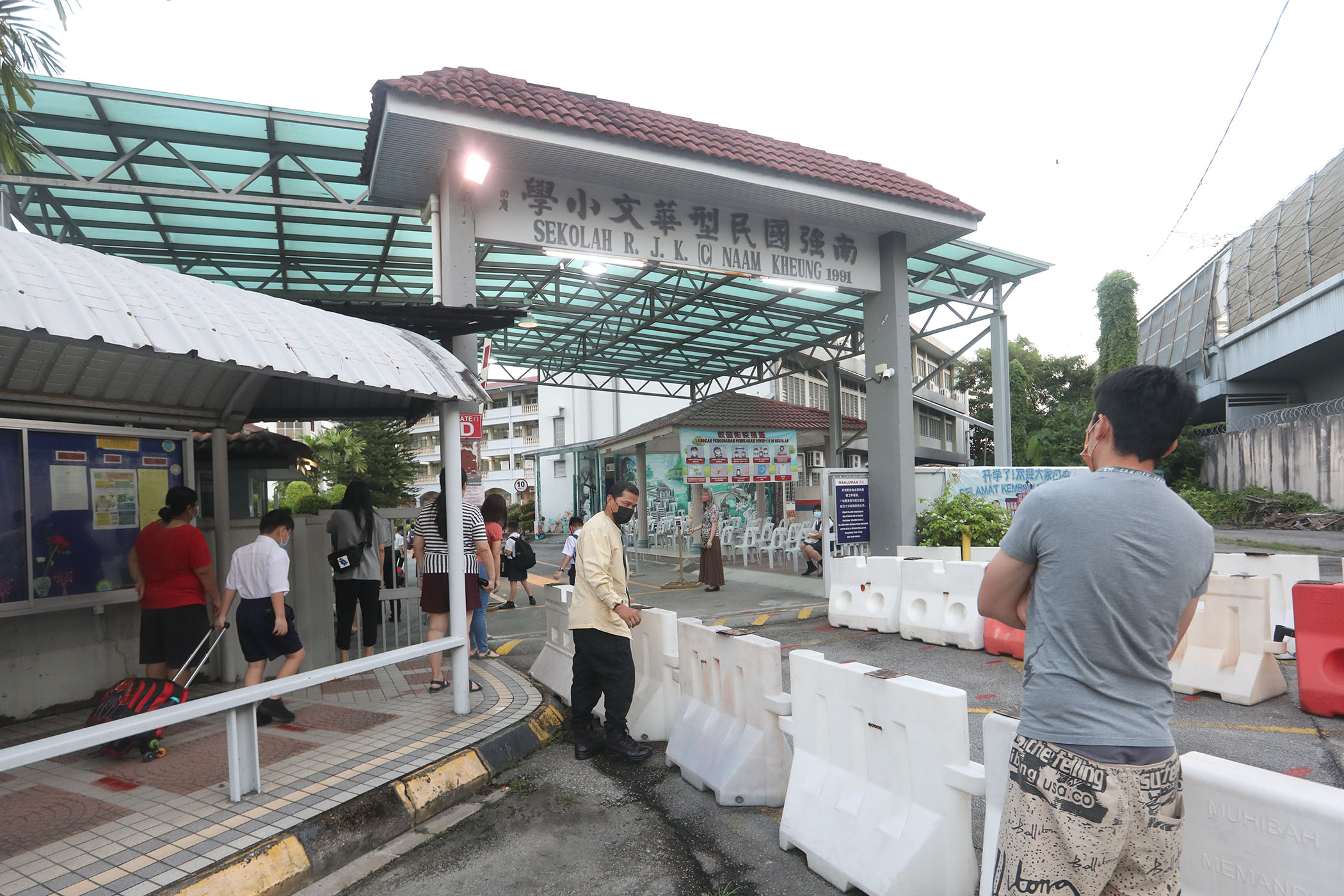 封面(大都会)华小低年级学生返校/多图