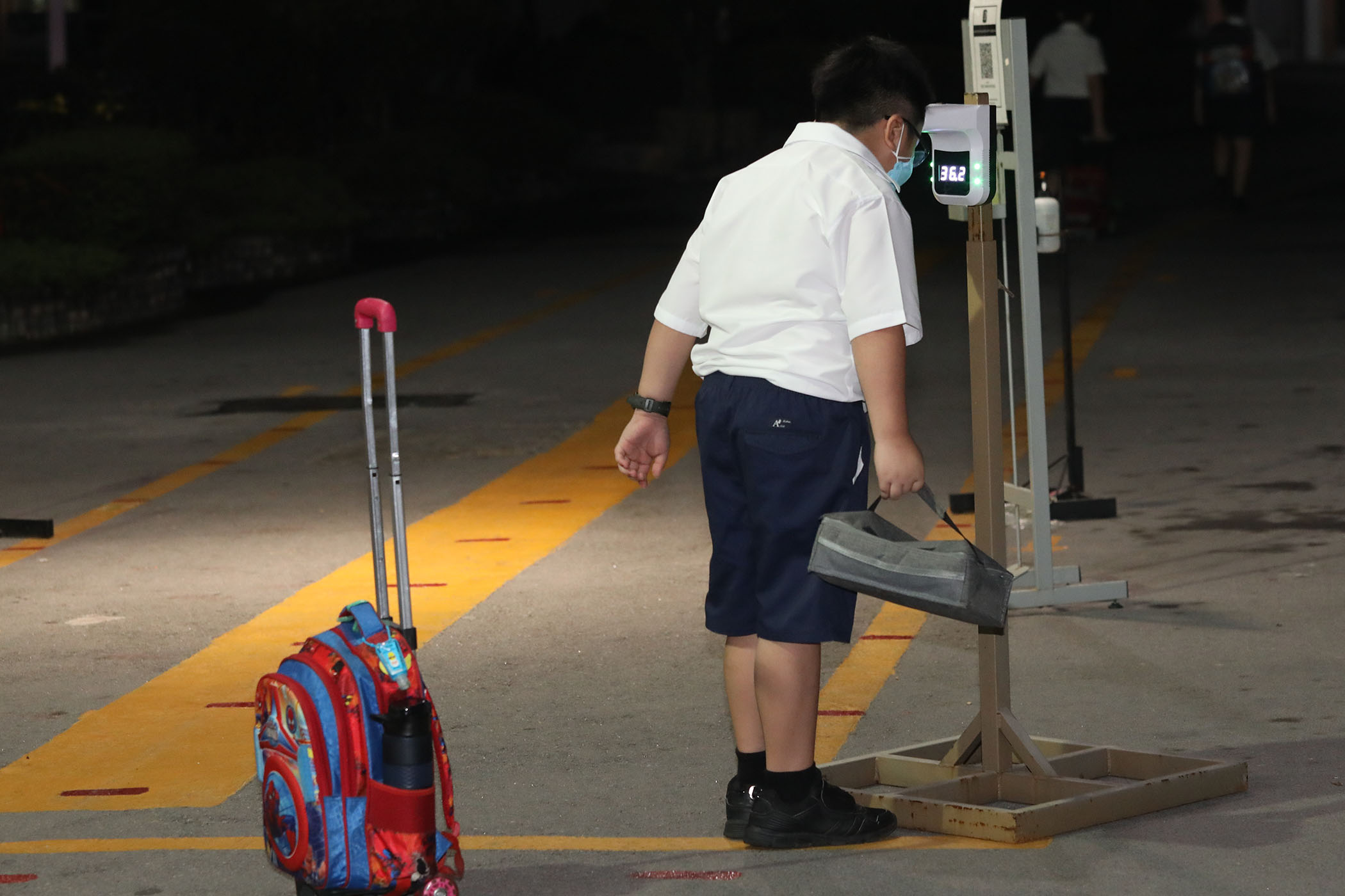 封面(大都会)华小低年级学生返校/多图