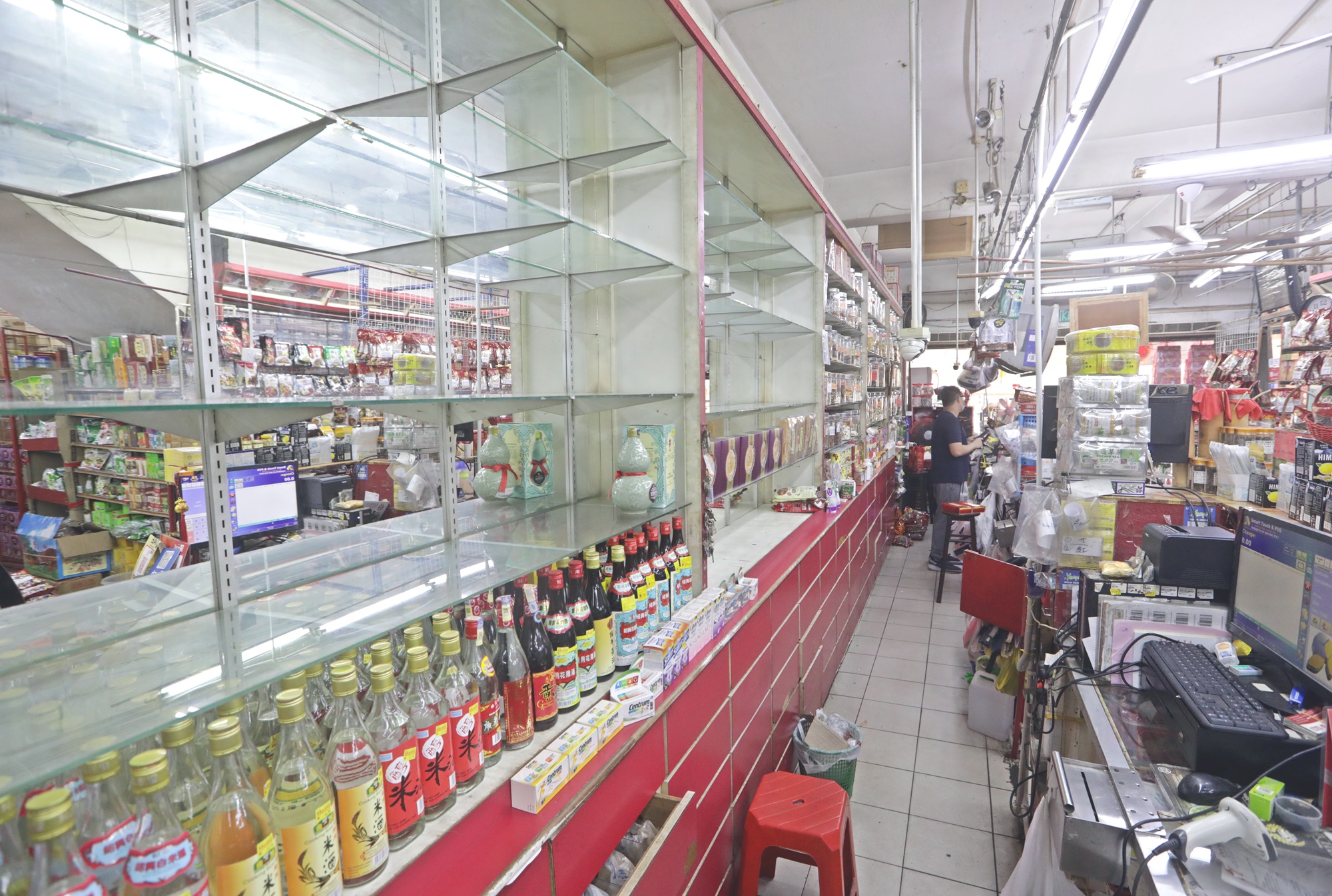封面(大都会)跟进杂货店、便利店和中药店禁止售酒/多图