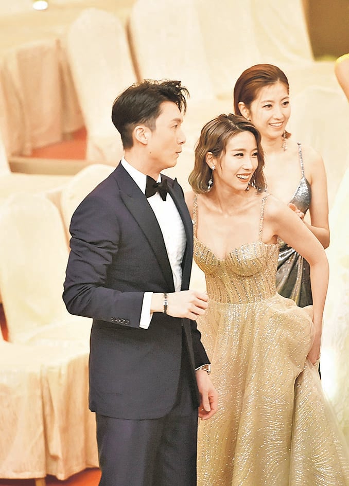 已婚视帝挽手绯闻小三走红毯挨批离谱 正宫露Bra扳回一局