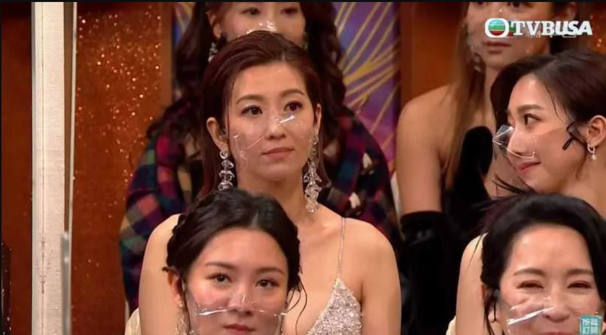 已婚视帝挽手绯闻小三走红毯挨批离谱 正宫露Bra扳回一局