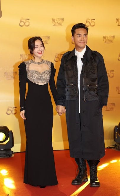 已婚视帝挽手绯闻小三走红毯挨批离谱 正宫露Bra扳回一局