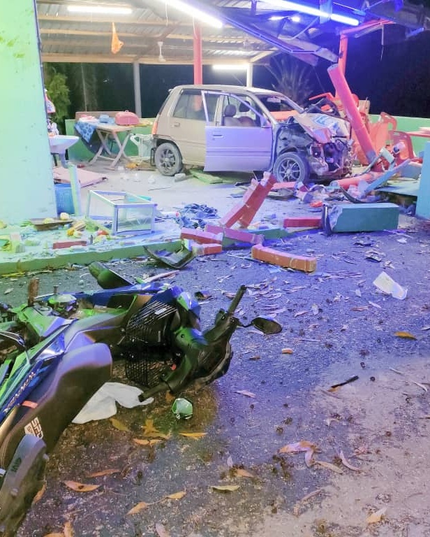 **已签发**柔:汽车撞路狗再直冲路旁餐室,殃及路旁男子受重伤