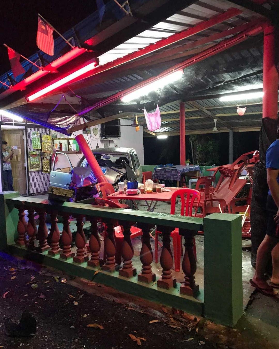 **已签发**柔:汽车撞路狗再直冲路旁餐室,殃及路旁男子受重伤