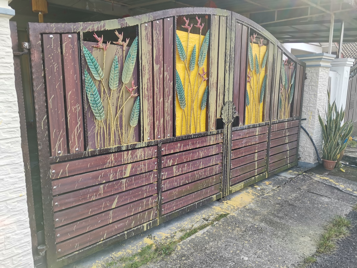 **已签发**柔:疑前屋主欠下债务,现任屋主“挡灾”致住家遭泼漆追债