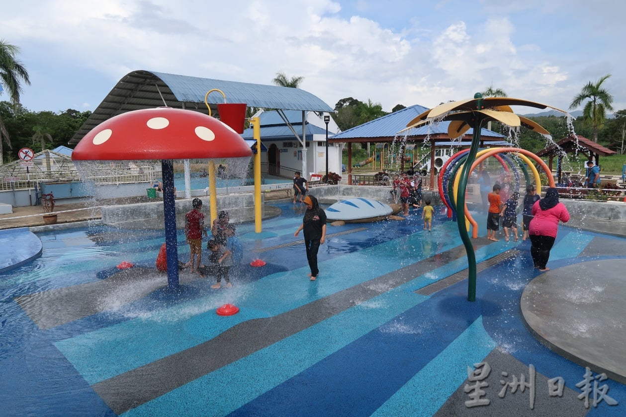 **已签发(请置头条)**柔︰第三版头条:【特稿】︰拉美士热水湖休闲中心,设儿童戏水区促亲子旅游