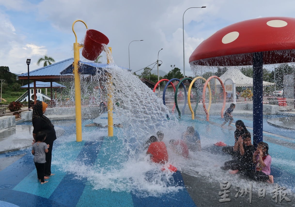 **已签发(请置头条)**柔︰第三版头条:【特稿】︰拉美士热水湖休闲中心,设儿童戏水区促亲子旅游