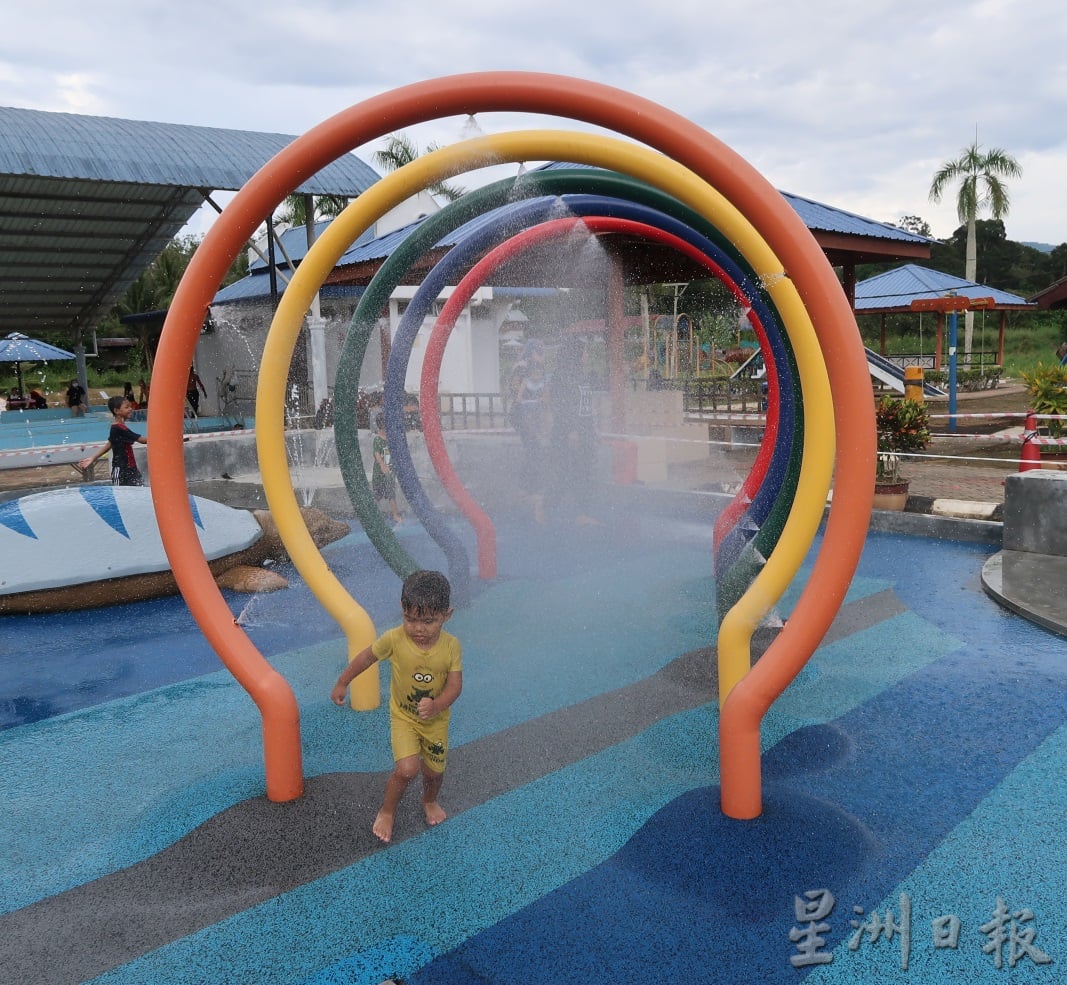 **已签发(请置头条)**柔︰第三版头条:【特稿】︰拉美士热水湖休闲中心,设儿童戏水区促亲子旅游