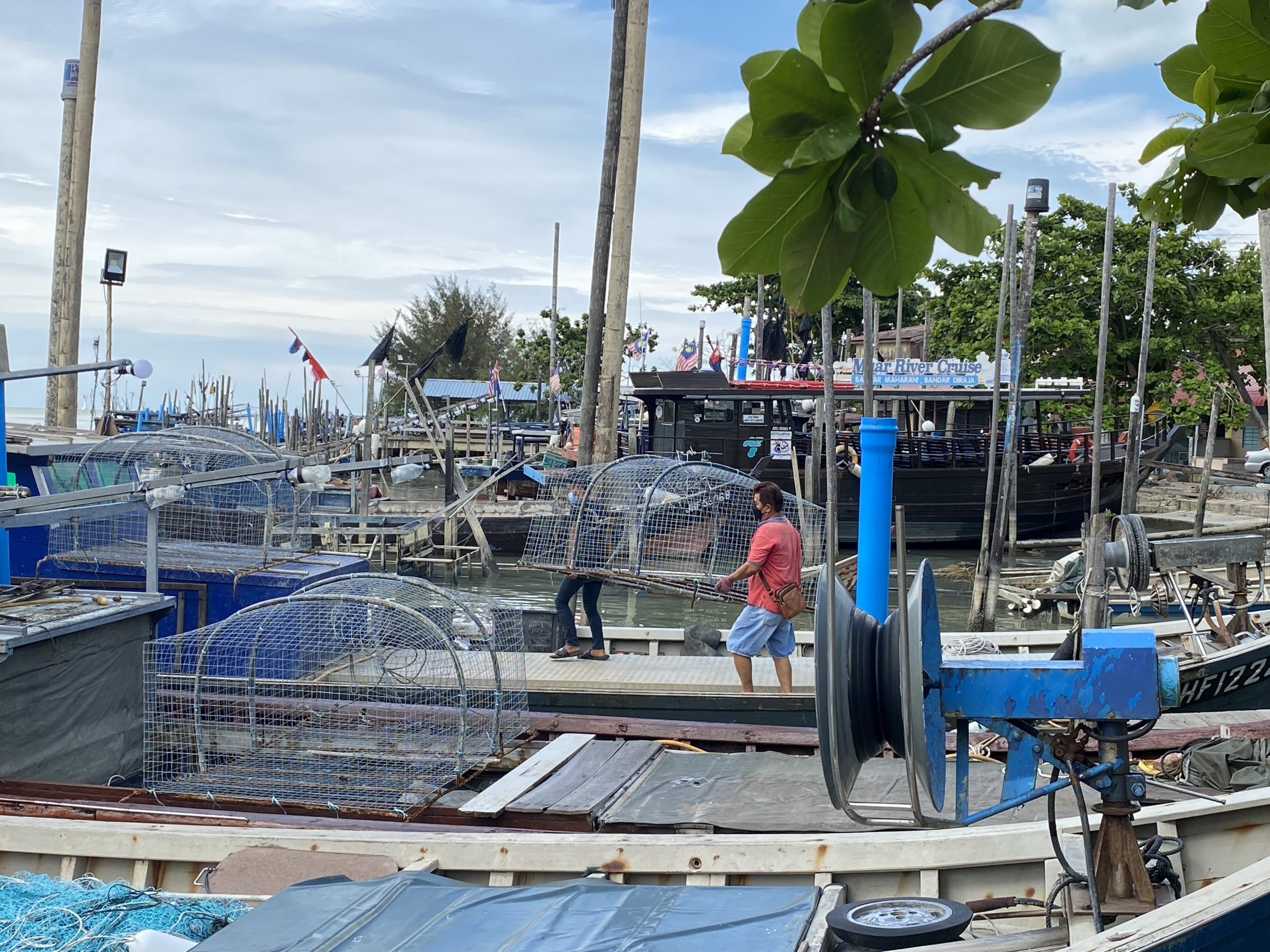 **已签发(请置头条)**柔:封面:特稿:【复苏期中乡镇游】之麻坡篇:走进渔村体验悠闲,到巴冬走一趟人文生态之旅