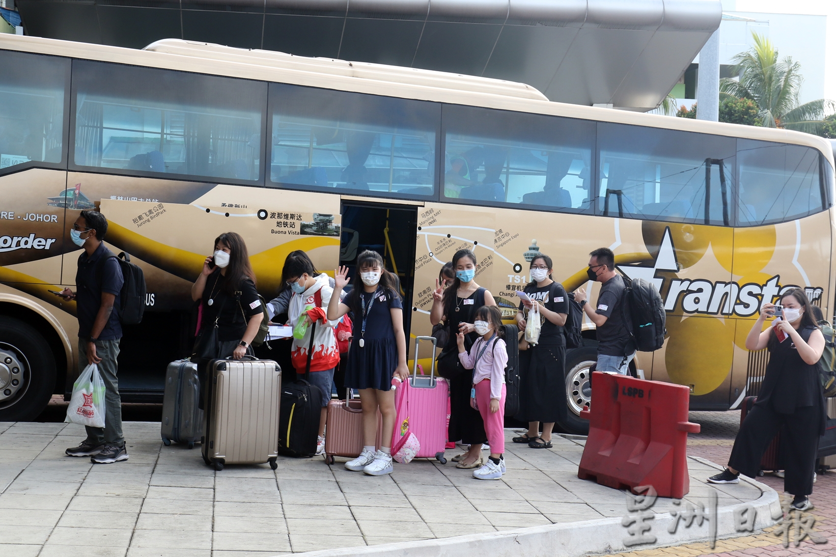 **已签发（请置头条）**柔：封面：陆路VTL开通首日：我们回家了！顺利返马者难掩兴奋之情，想给家人惊喜