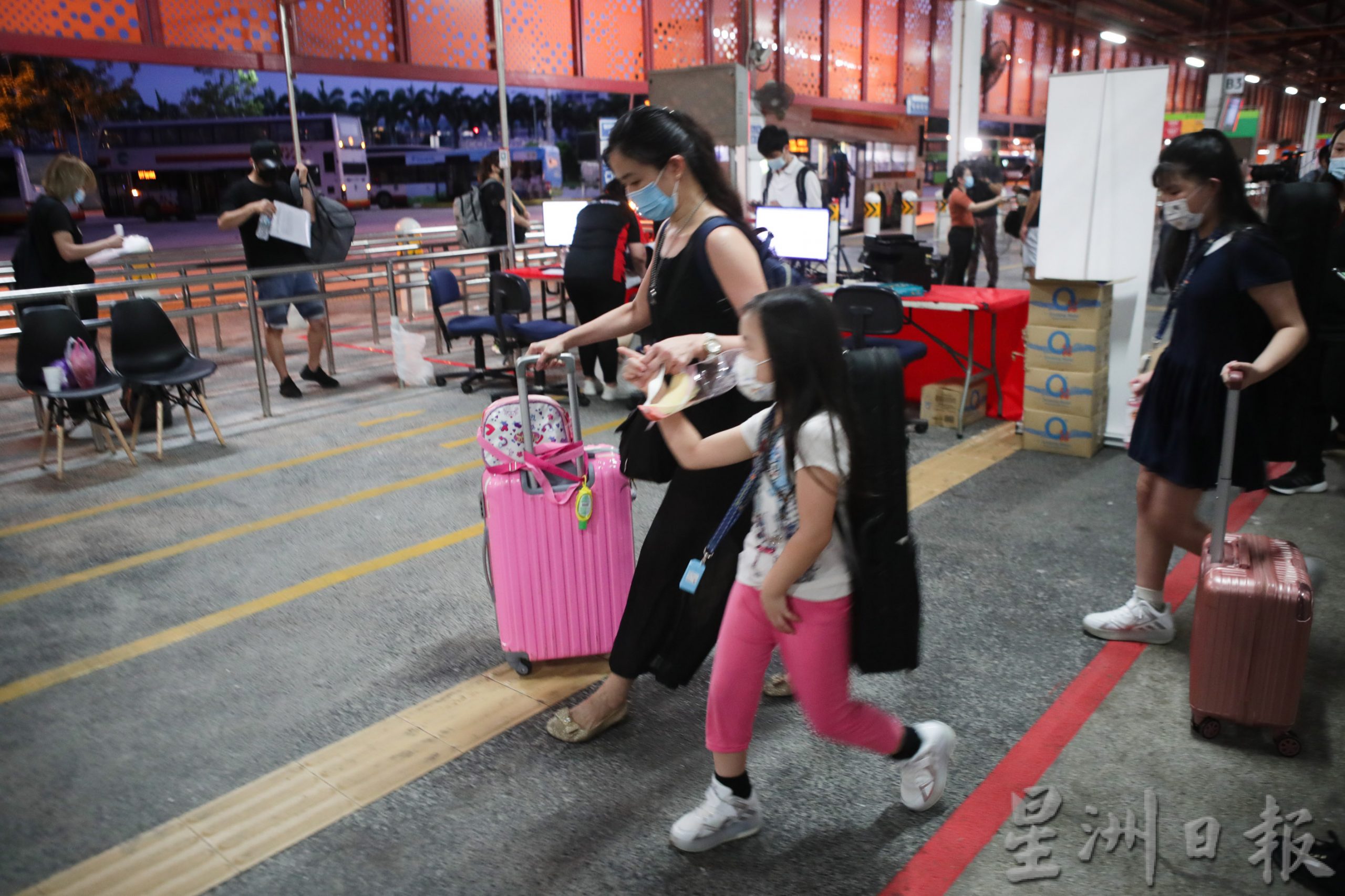 **已签发（请置头条）**柔：封面：陆路VTL开通首日：我们回家了！顺利返马者难掩兴奋之情，想给家人惊喜