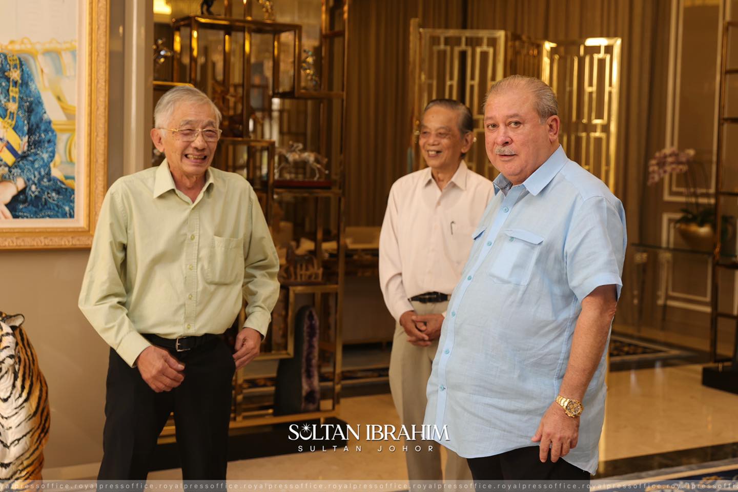 **已签发(请置头条)**柔:第三版假头:柔苏丹接见2中学时教师,师生谈话勾起美好回忆
