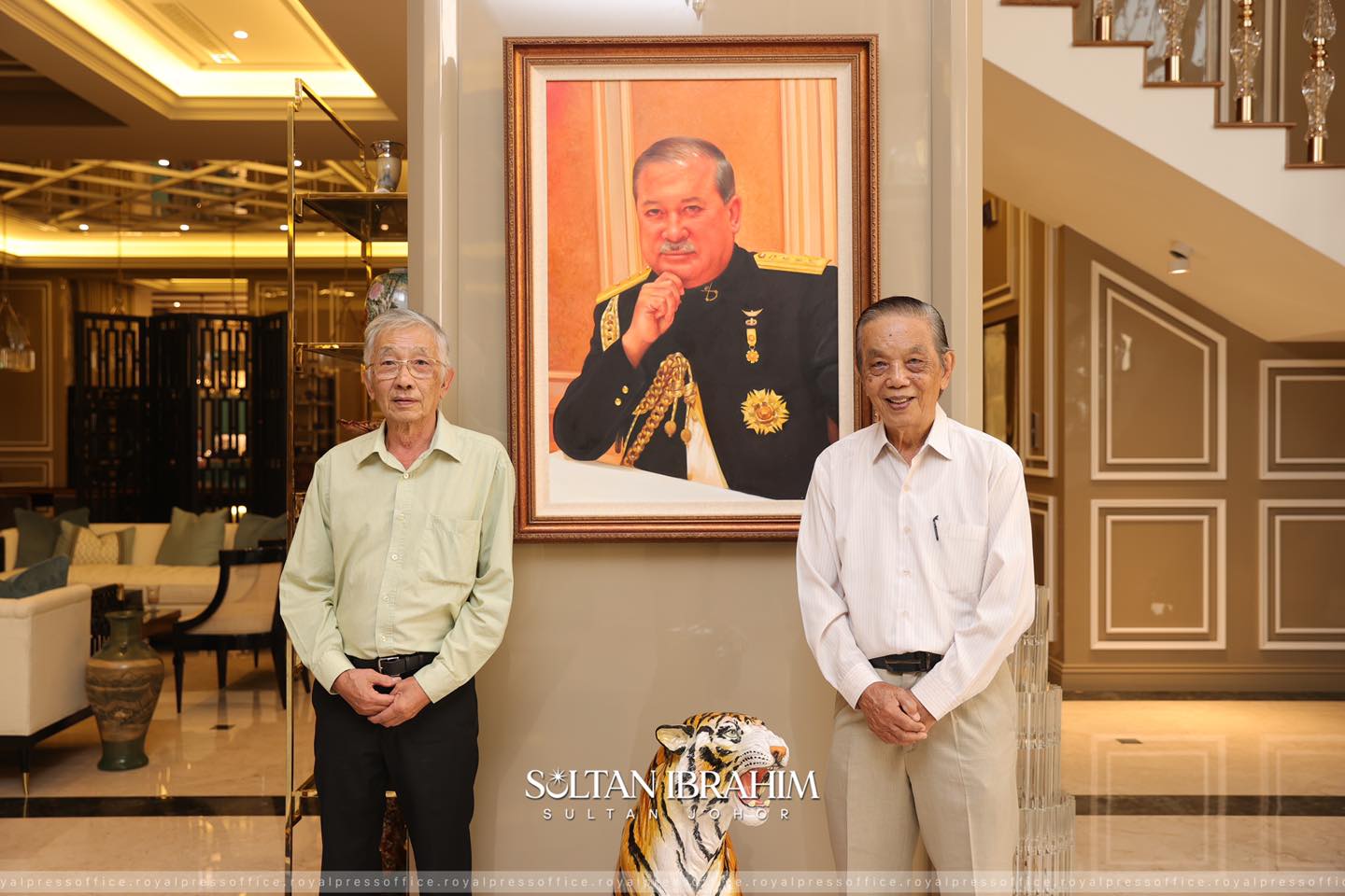 **已签发(请置头条)**柔:第三版假头:柔苏丹接见2中学时教师,师生谈话勾起美好回忆