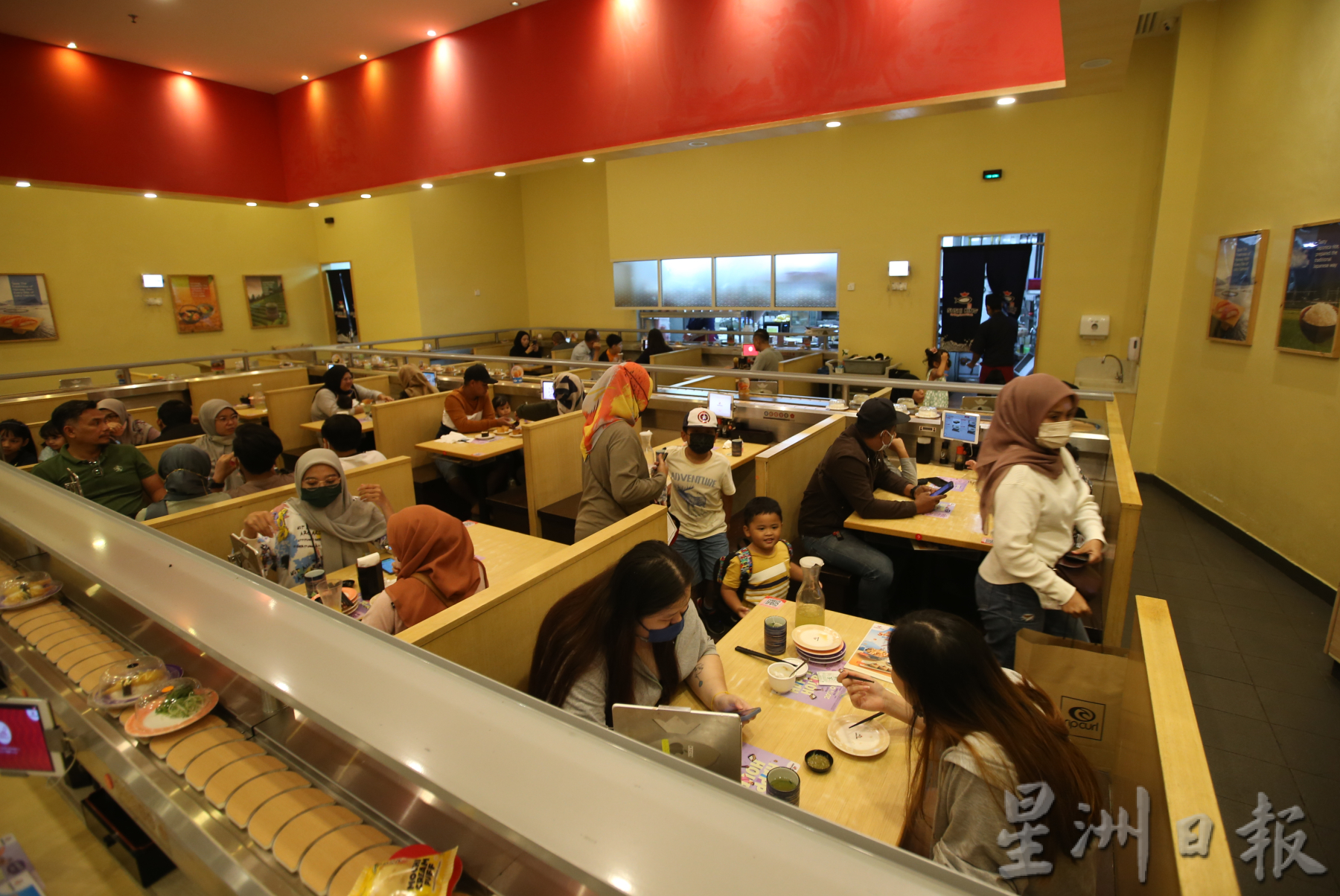 **已签发(请置头条)**柔:第三版头条:【特稿】:料周末连假年尾节日有效带动,新山各商场商家欣见人潮渐回流