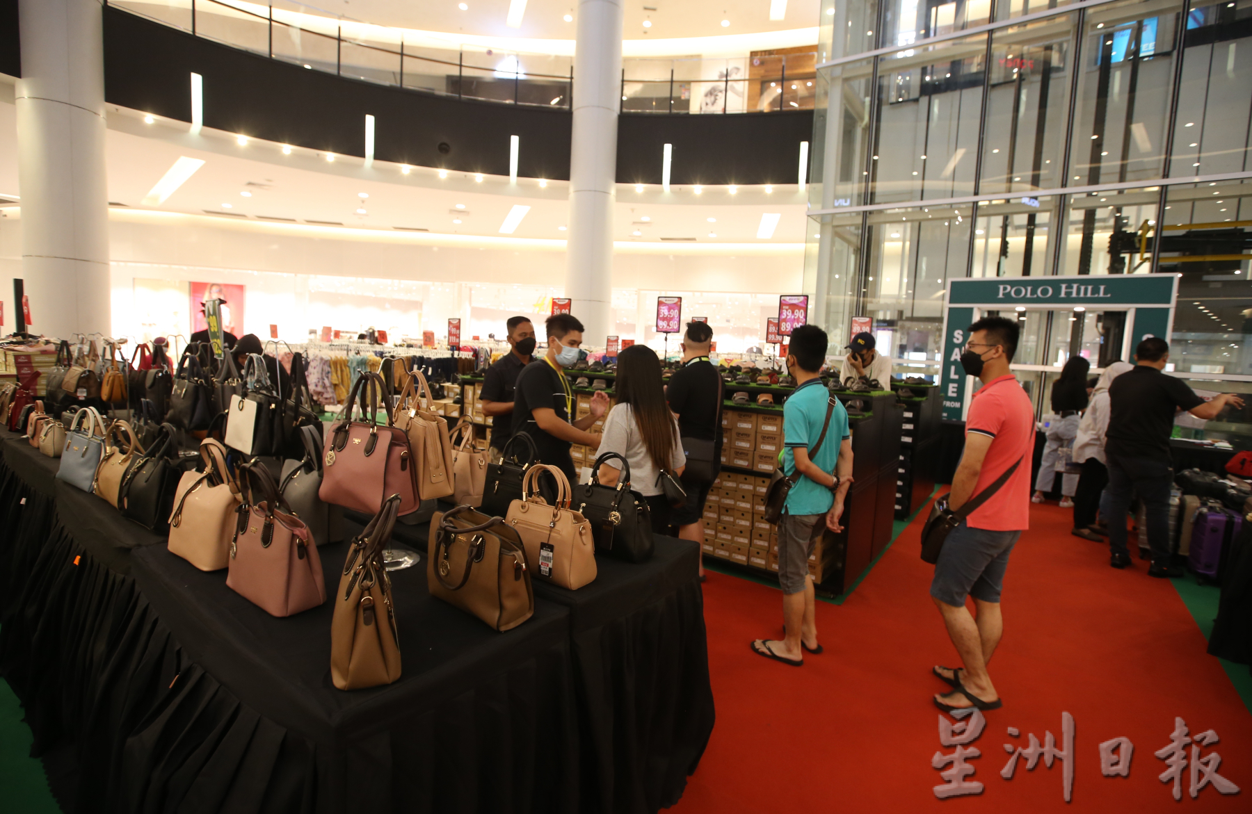 **已签发(请置头条)**柔:第三版头条:【特稿】:料周末连假年尾节日有效带动,新山各商场商家欣见人潮渐回流