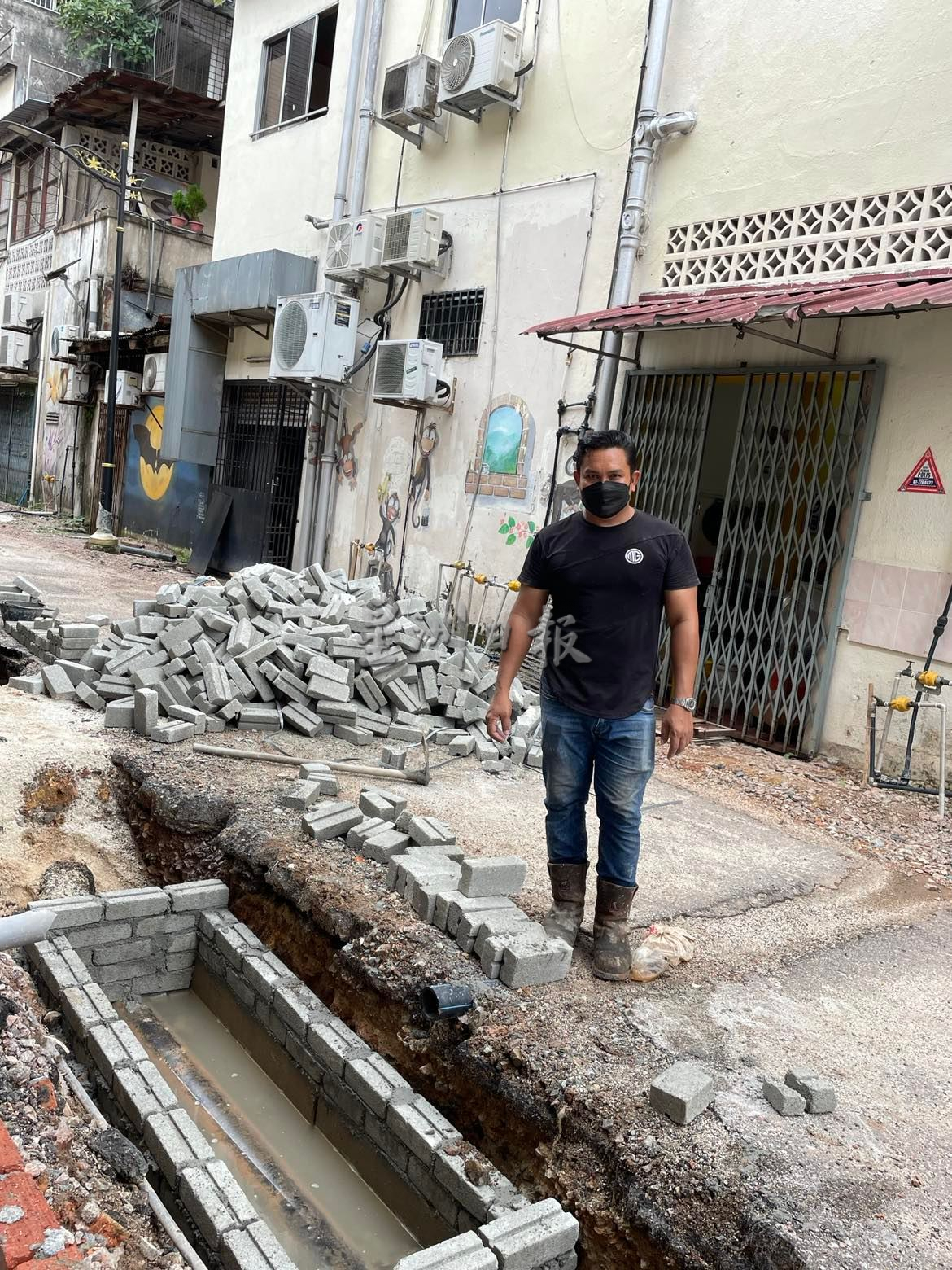 **已签发(请置头条)**柔:第三版头条:【特稿】:创意后巷壁画街翻新工程拖延,解放后游客逛不了、生意做不了