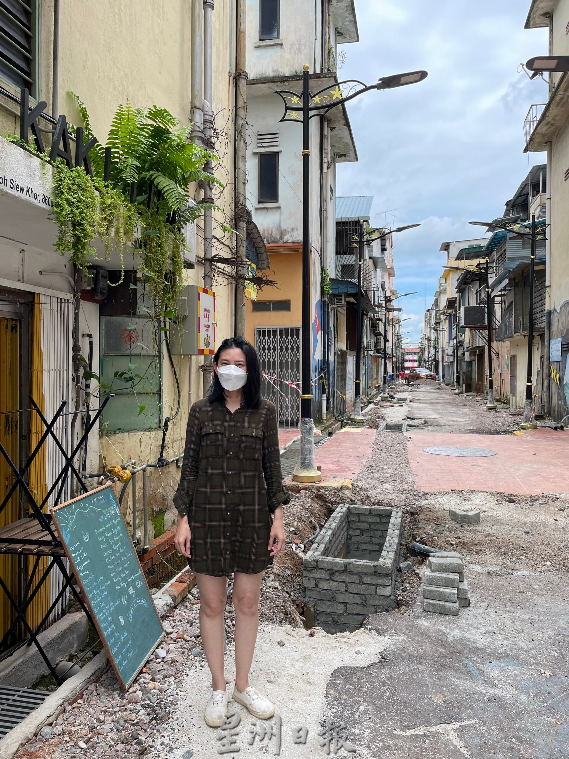 **已签发(请置头条)**柔:第三版头条:【特稿】:创意后巷壁画街翻新工程拖延,解放后游客逛不了、生意做不了