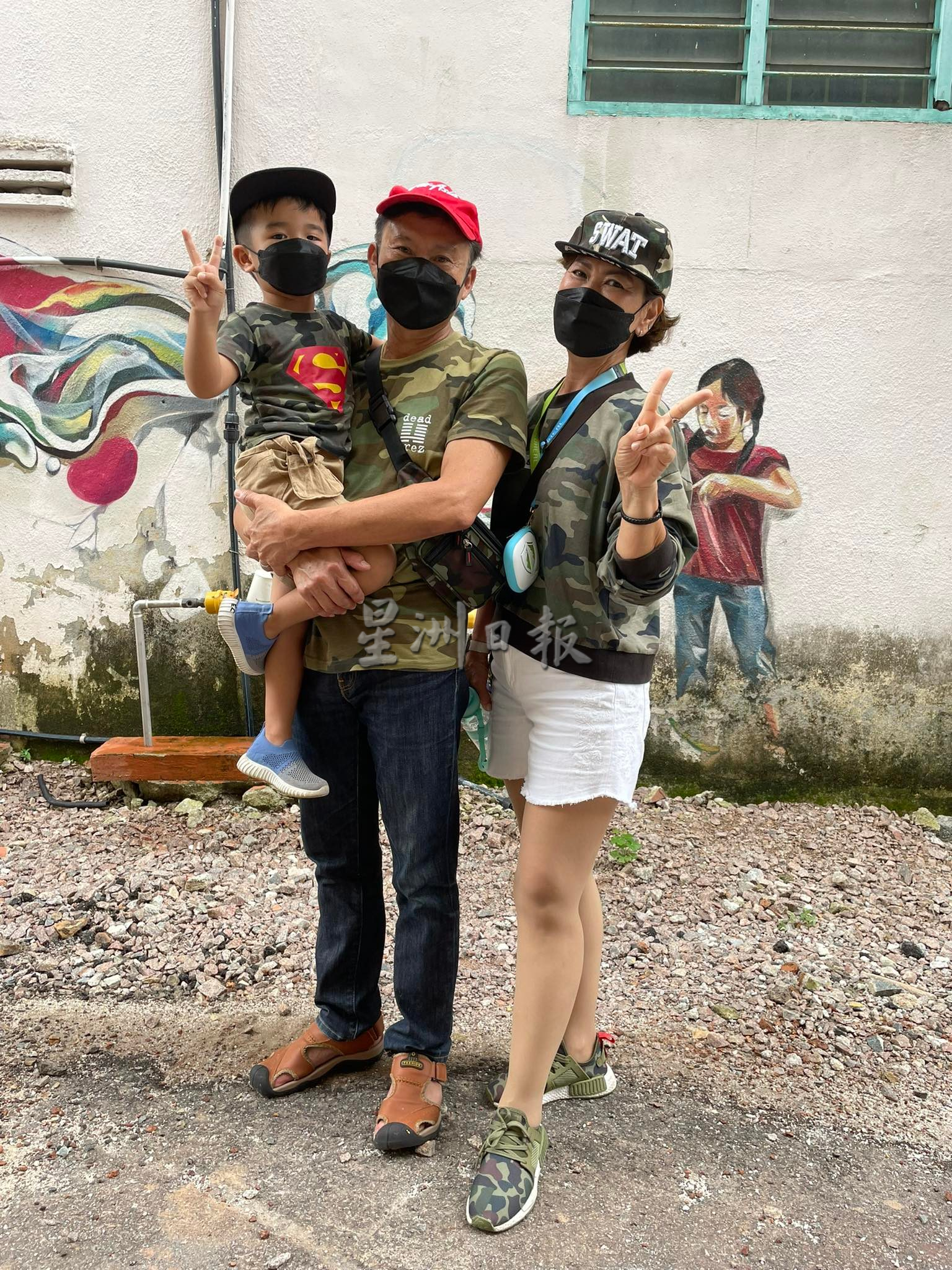 **已签发(请置头条)**柔:第三版头条:【特稿】:创意后巷壁画街翻新工程拖延,解放后游客逛不了、生意做不了