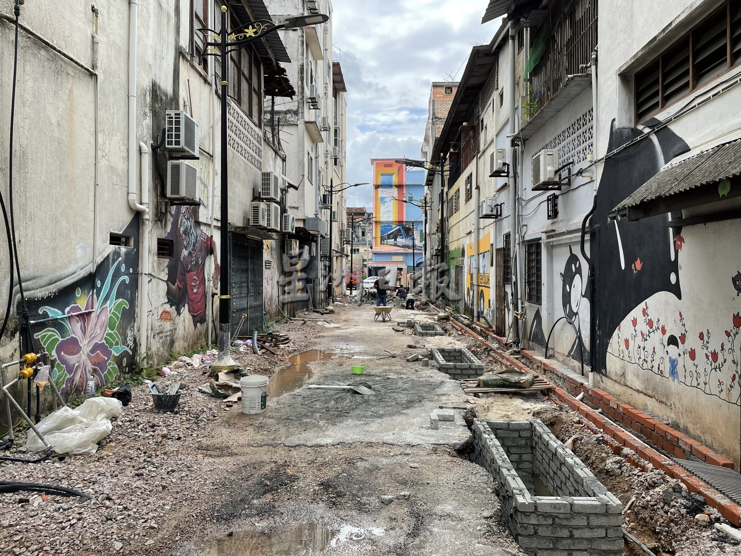 **已签发(请置头条)**柔:第三版头条:【特稿】:创意后巷壁画街翻新工程拖延,解放后游客逛不了、生意做不了