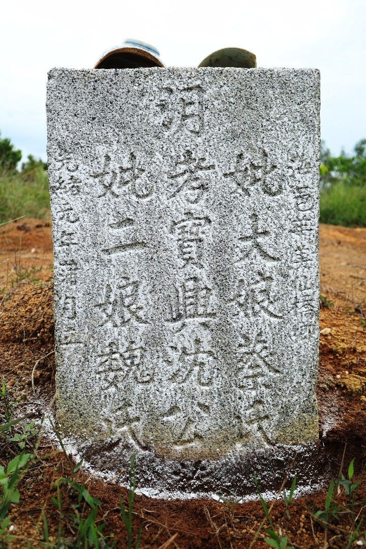 **已签发（请置头条）**柔：第二版头条：【特稿】：边佳兰七湾林中古庙剩支柱，有心人盼重竖石柱供参观