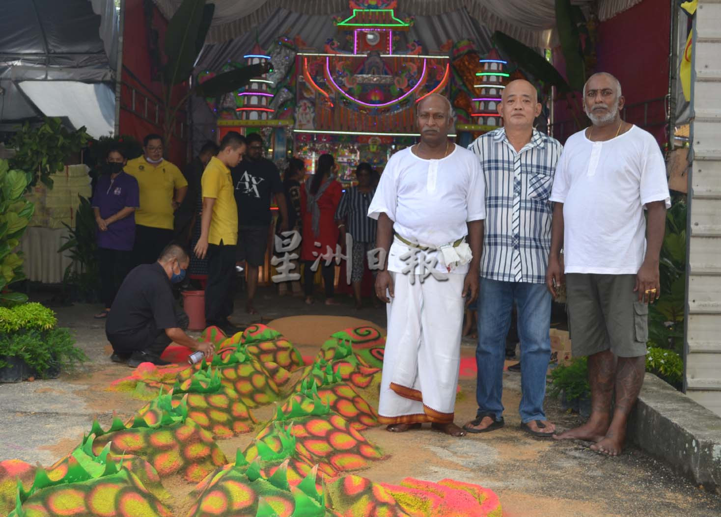 **已签发(请置头条)**柔:第二版头条:【特稿】:麻印裔兄弟为亡母举办客家风俗功德法会,发扬孝恩精神