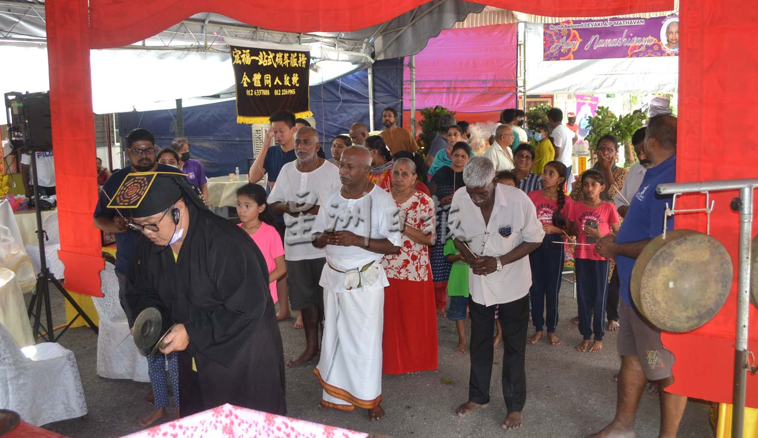 **已签发(请置头条)**柔:第二版头条:【特稿】:麻印裔兄弟为亡母举办客家风俗功德法会,发扬孝恩精神