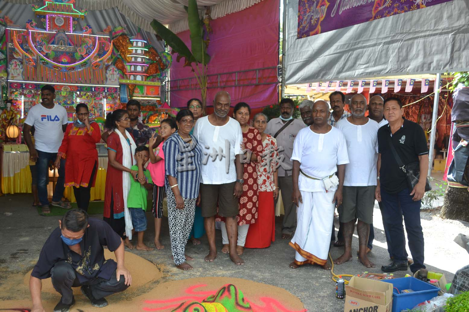 **已签发(请置头条)**柔:第二版头条:【特稿】:麻印裔兄弟为亡母举办客家风俗功德法会,发扬孝恩精神