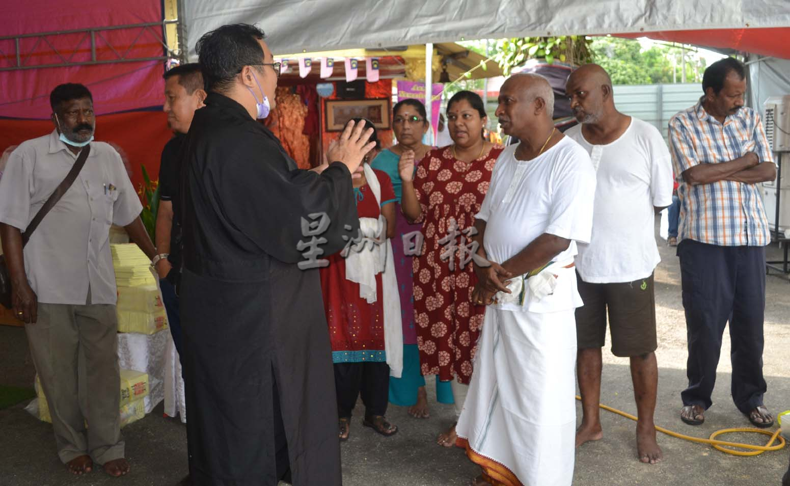 **已签发(请置头条)**柔:第二版头条:【特稿】:麻印裔兄弟为亡母举办客家风俗功德法会,发扬孝恩精神