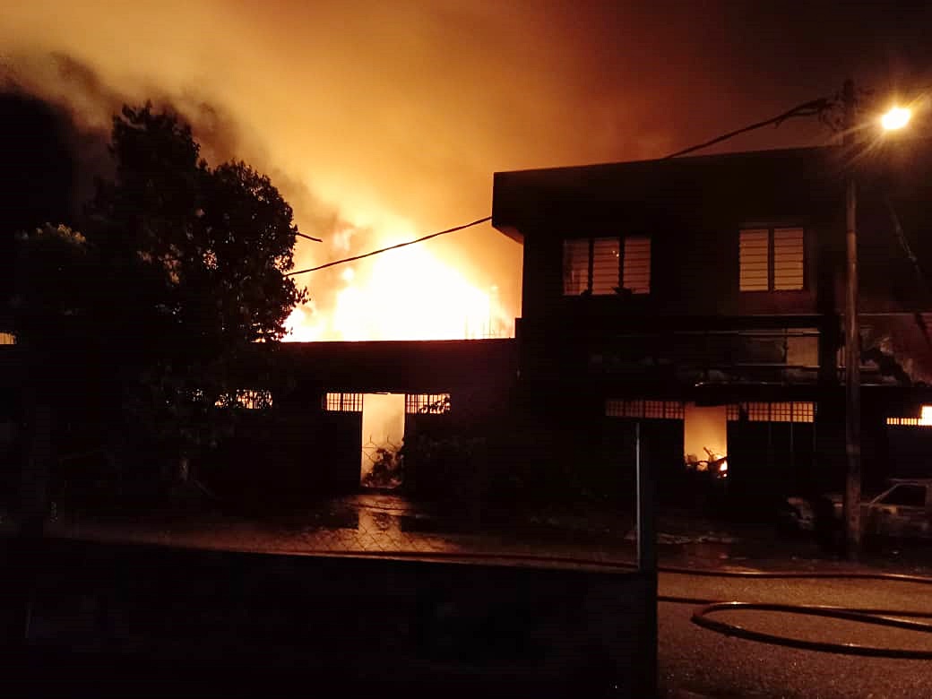 布先大街 3店铺火灾