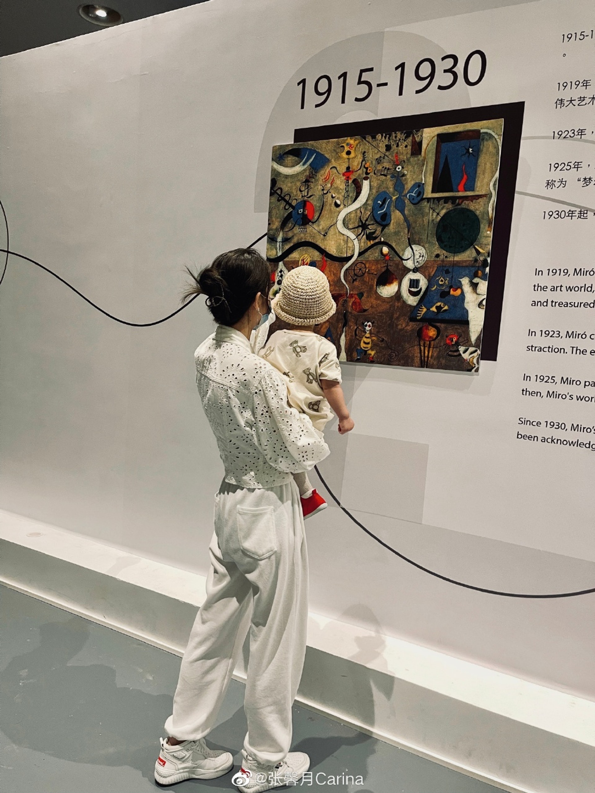 带1岁女儿看艺术展 林峰老婆被批炒作